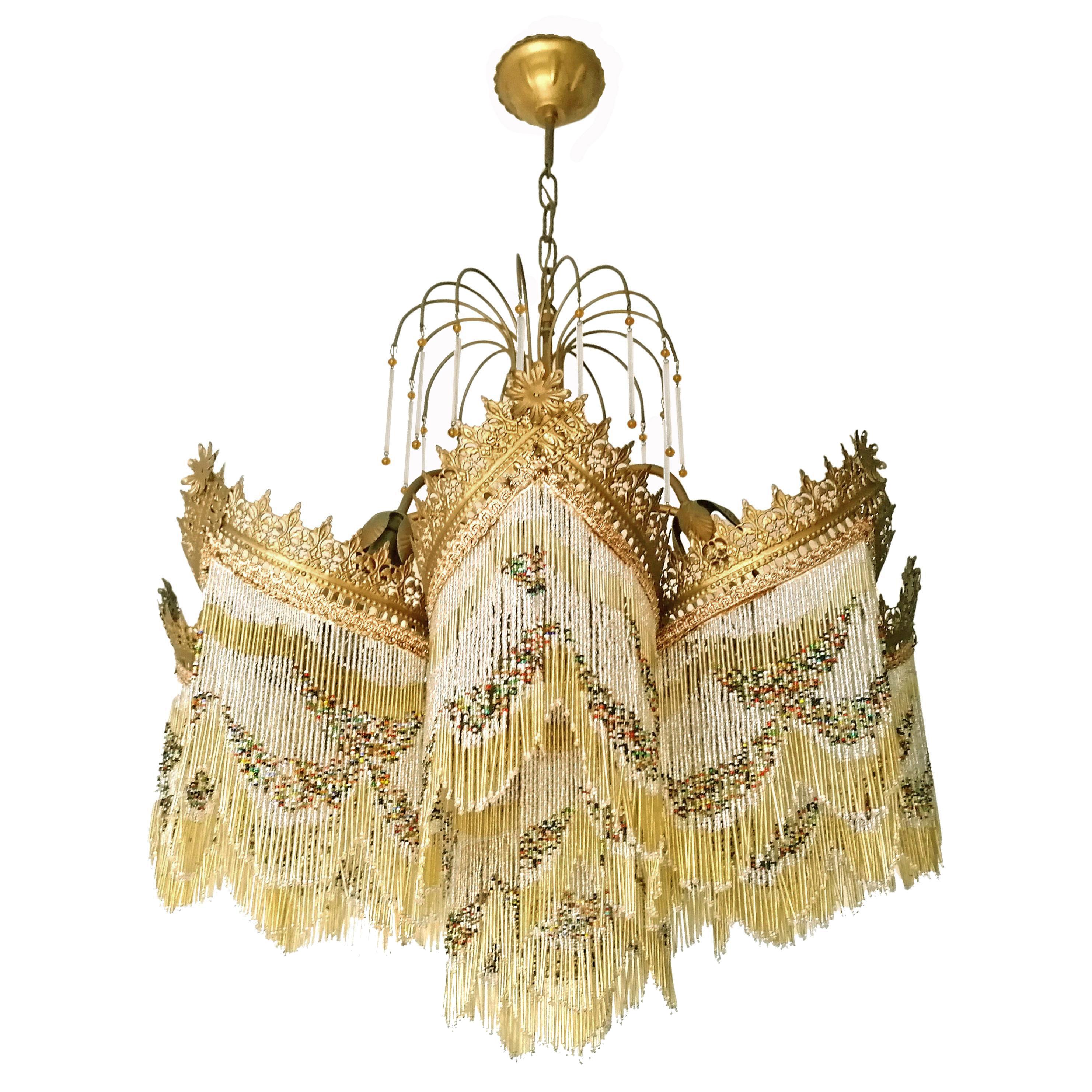 Fabulous Mitte des 20. Jahrhunderts Art Deco oder Art Nouveau Perlenfransen und vergoldeten Kronleuchter.
Abmessungen:
Durchmesser 25,6 Zoll/ 65 cm
Höhe 40 in/ 102 cm
8 Glühbirnen E14/ Guter Betriebszustand
Montage erforderlich.