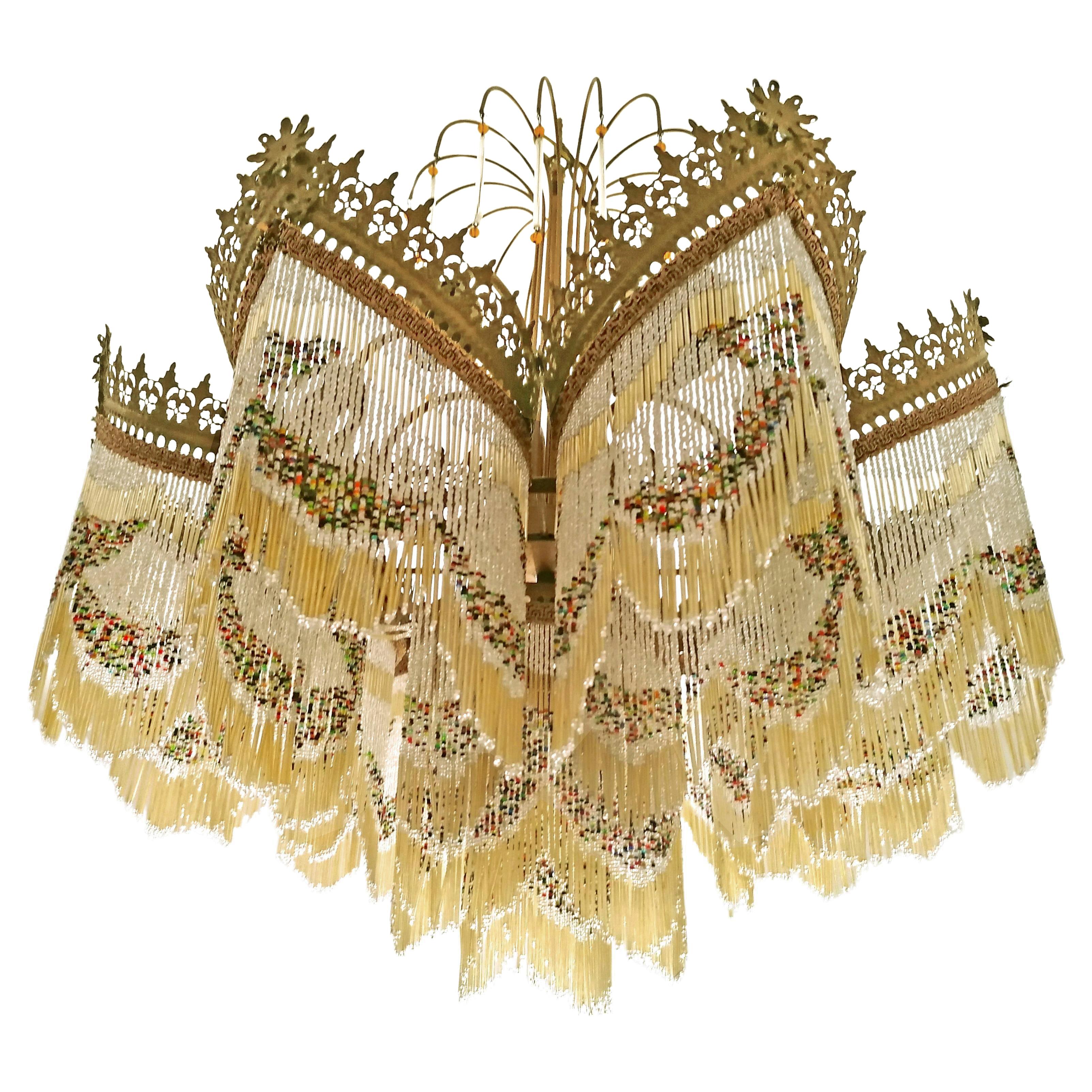 Atemberaubender vergoldeter Jugendstil-Kronleuchter mit bernsteinfarbener Perlenkette um 1940 (Hollywood Regency) im Angebot