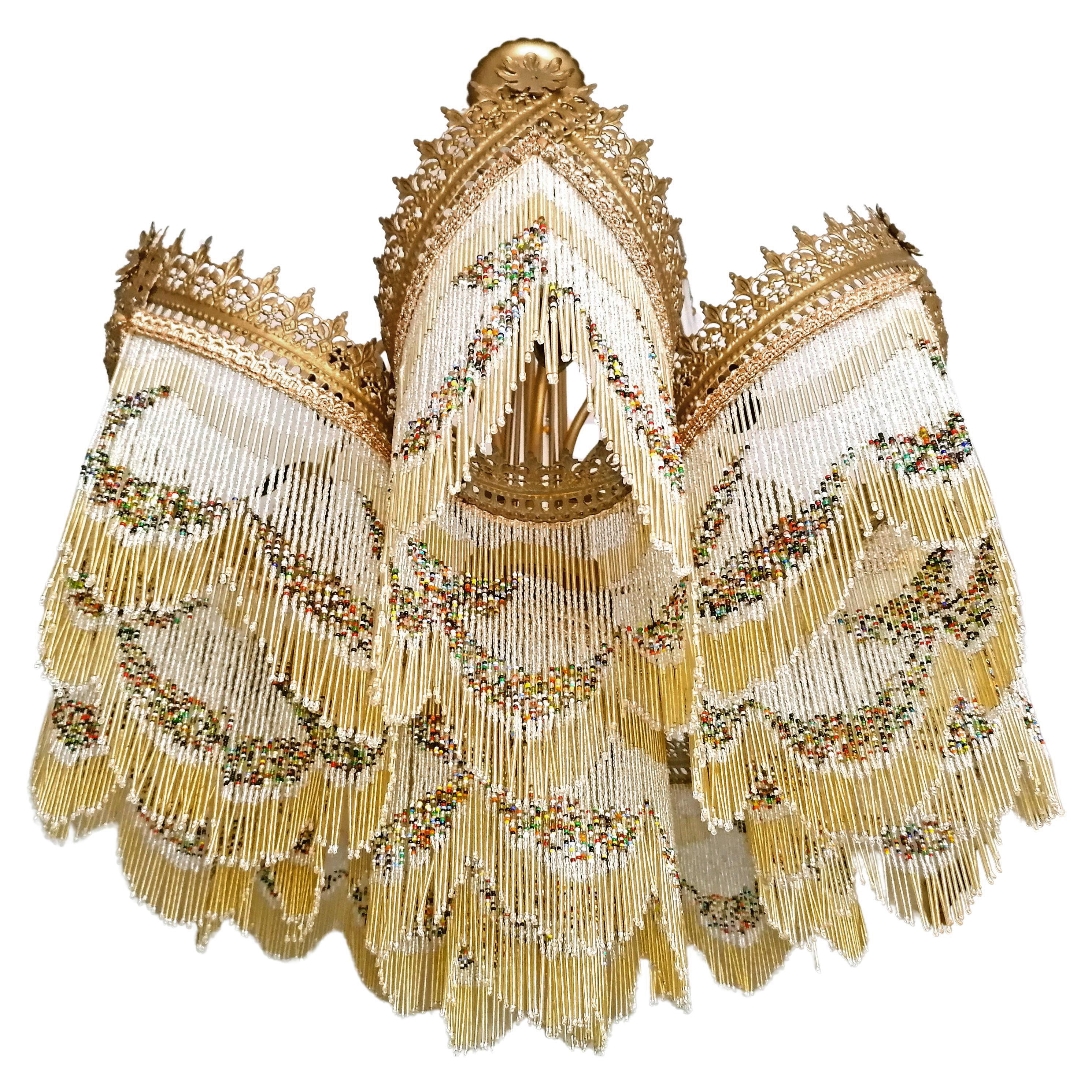 Atemberaubender vergoldeter Jugendstil-Kronleuchter mit bernsteinfarbener Perlenkette um 1940 (Französisch) im Angebot