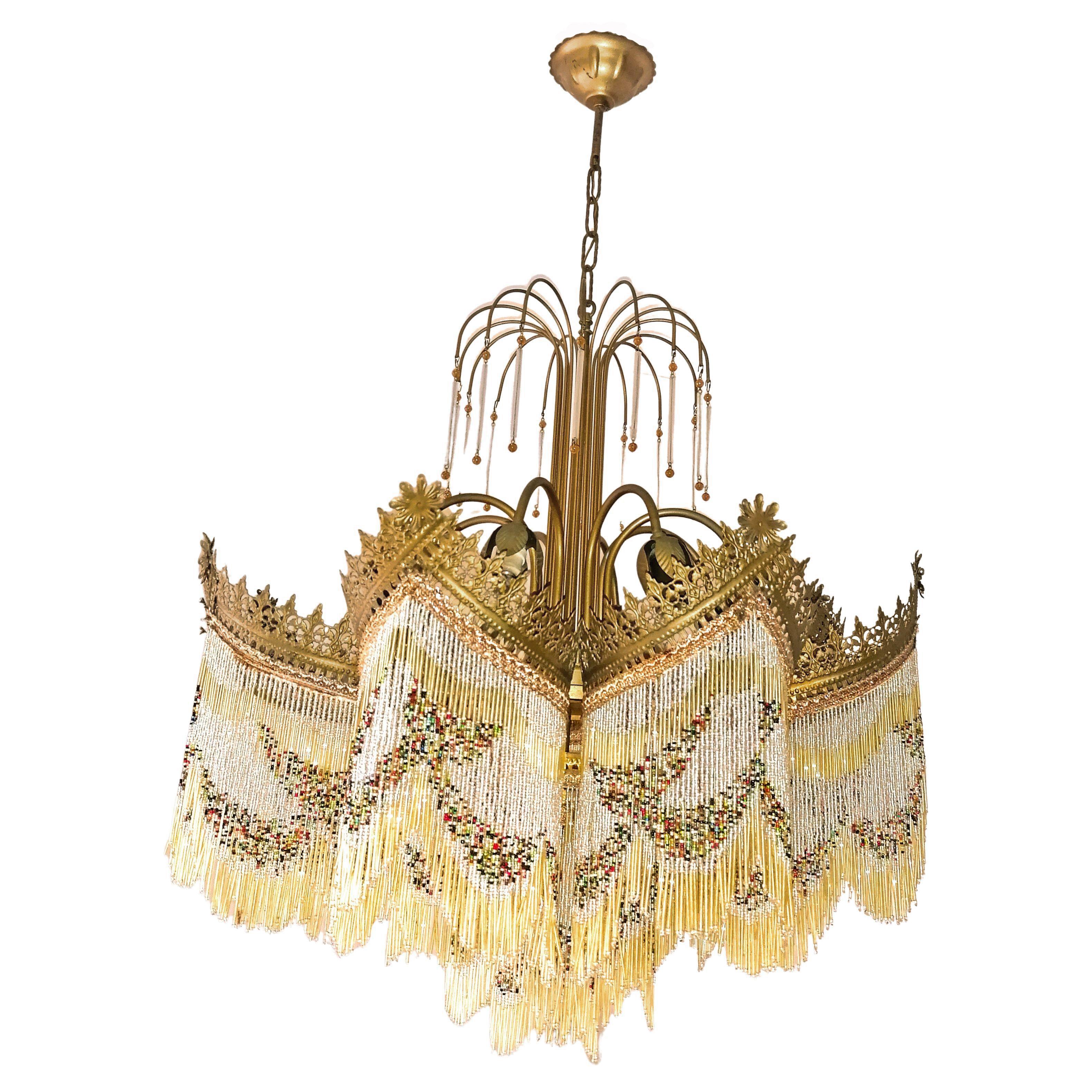 Atemberaubender vergoldeter Jugendstil-Kronleuchter mit bernsteinfarbener Perlenkette um 1940 (Vergoldet) im Angebot