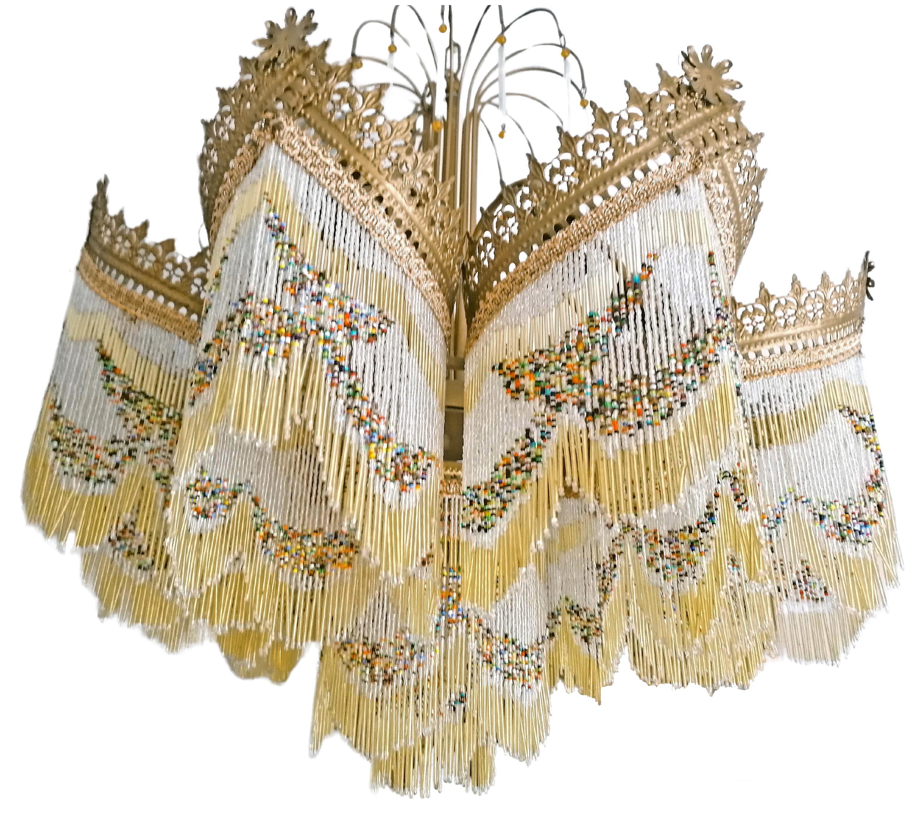 Atemberaubender vergoldeter Jugendstil-Kronleuchter mit bernsteinfarbener Perlenkette um 1940 im Zustand „Gut“ im Angebot in Coimbra, PT