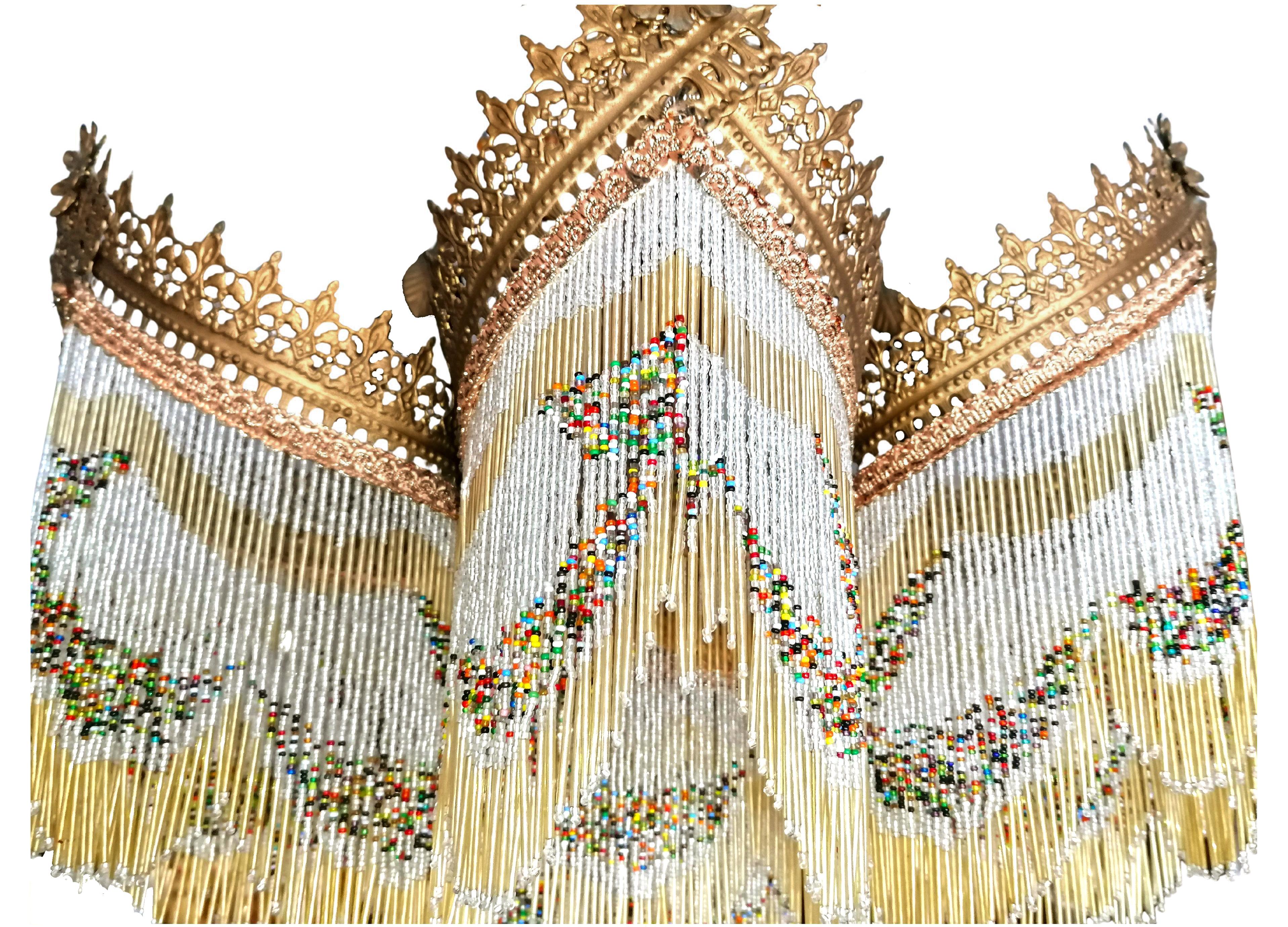 Atemberaubender vergoldeter Jugendstil-Kronleuchter mit bernsteinfarbener Perlenkette um 1940 (20. Jahrhundert) im Angebot