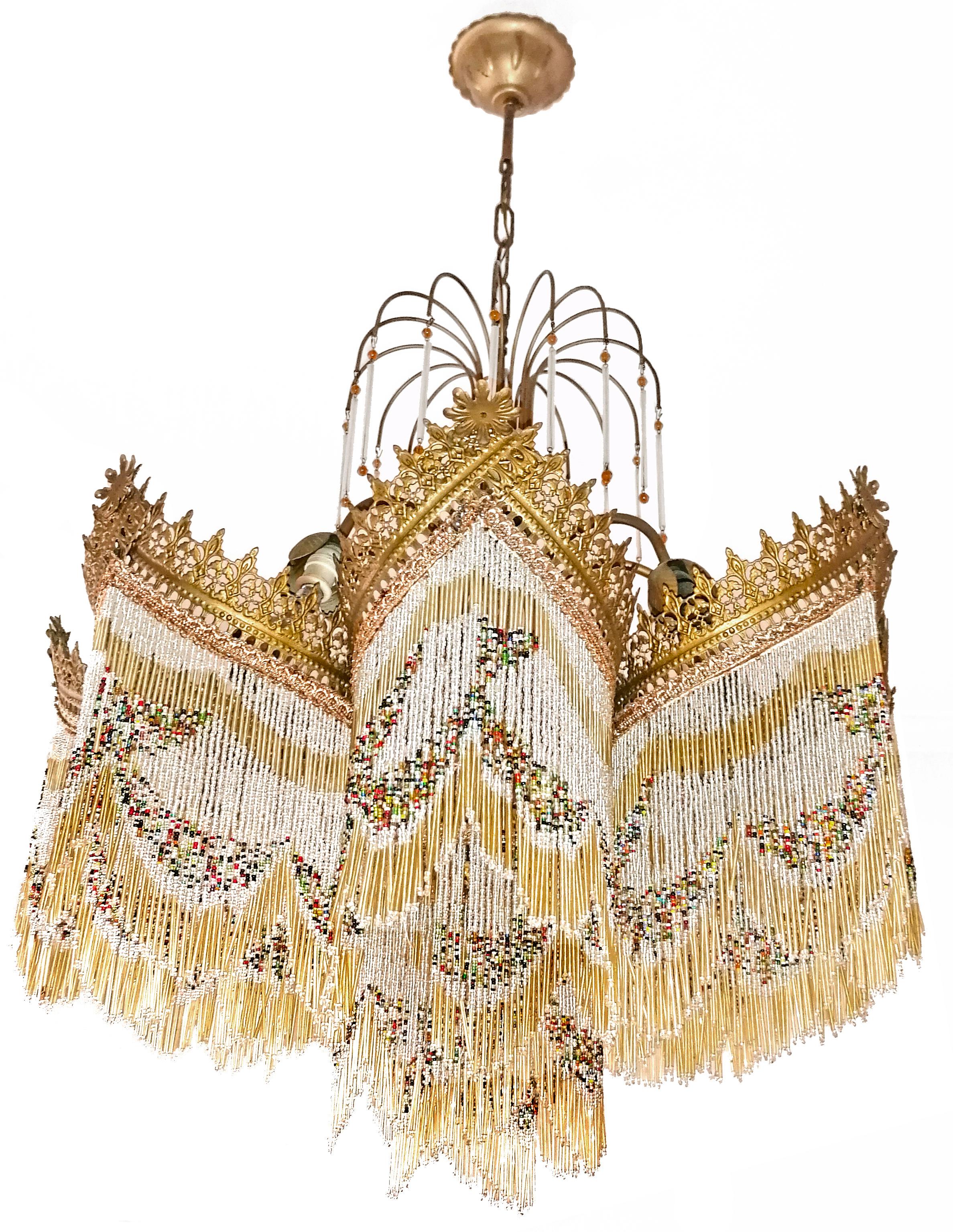 Atemberaubender vergoldeter Jugendstil-Kronleuchter mit bernsteinfarbener Perlenkette um 1940 (Metall) im Angebot