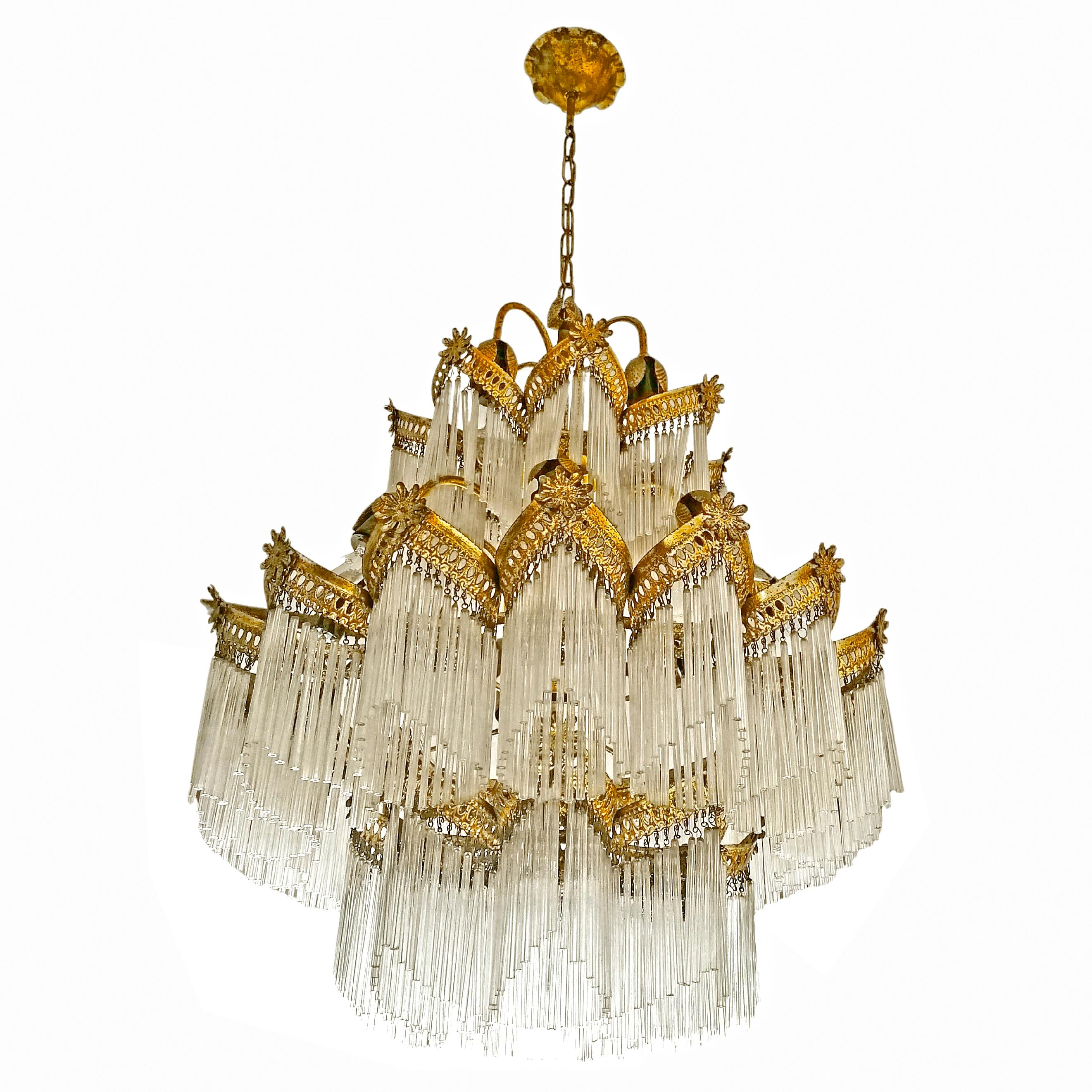 Fabuleux lustre Art Déco ou Art Nouveau du milieu du 20ème siècle, avec franges en verre dépoli et dorures.

Diamètre 23,63 in/ 60 cm
Hauteur 43.31 in/ 110 cm
12 ampoules E14/ Bon état de fonctionnement
Montage nécessaire.