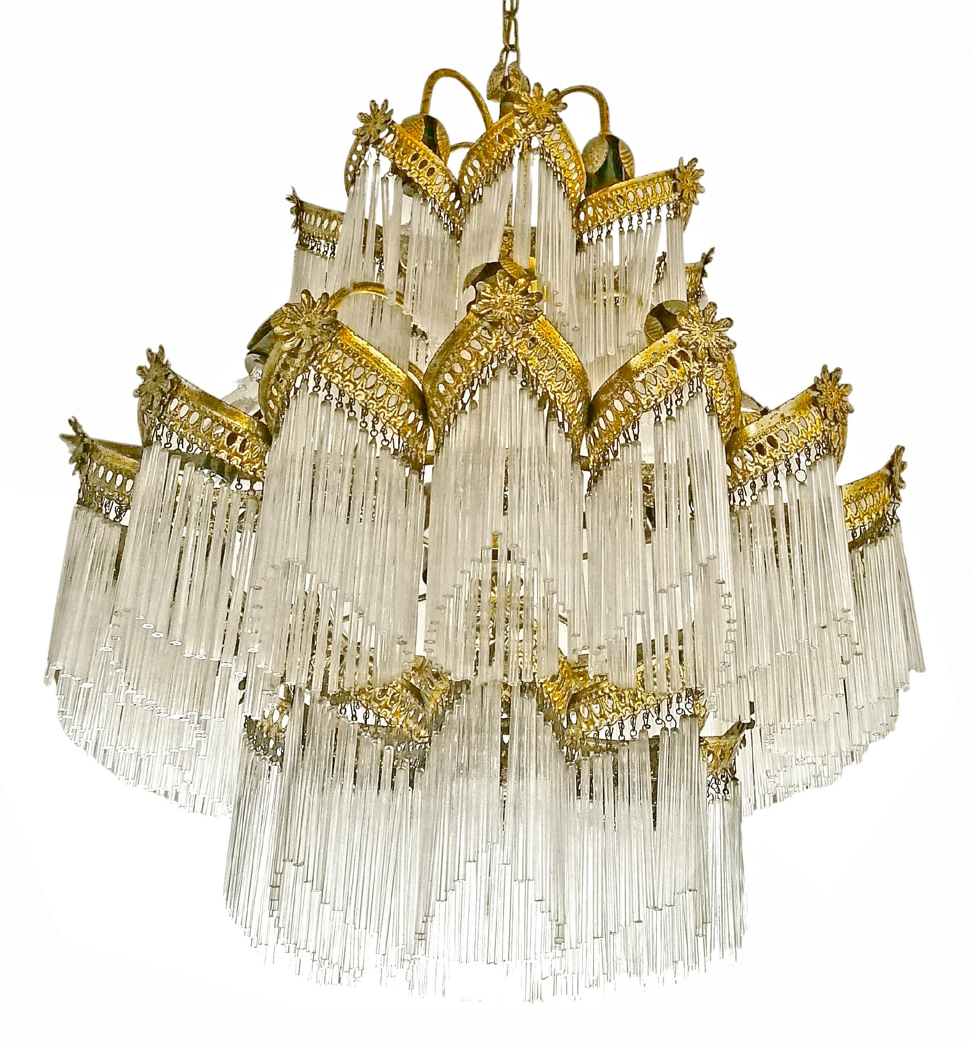 20ième siècle Superbe lustre Art Déco Art Nouveau doré avec frange en verre dépoli vers 1940 en vente