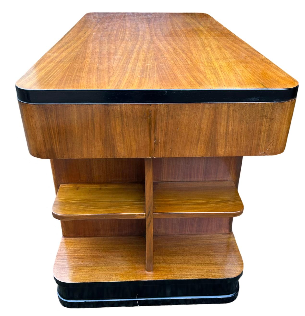 Atemberaubender Art-Deco-Schreibtisch in blondem Nussbaumfurnier (Art déco) im Angebot
