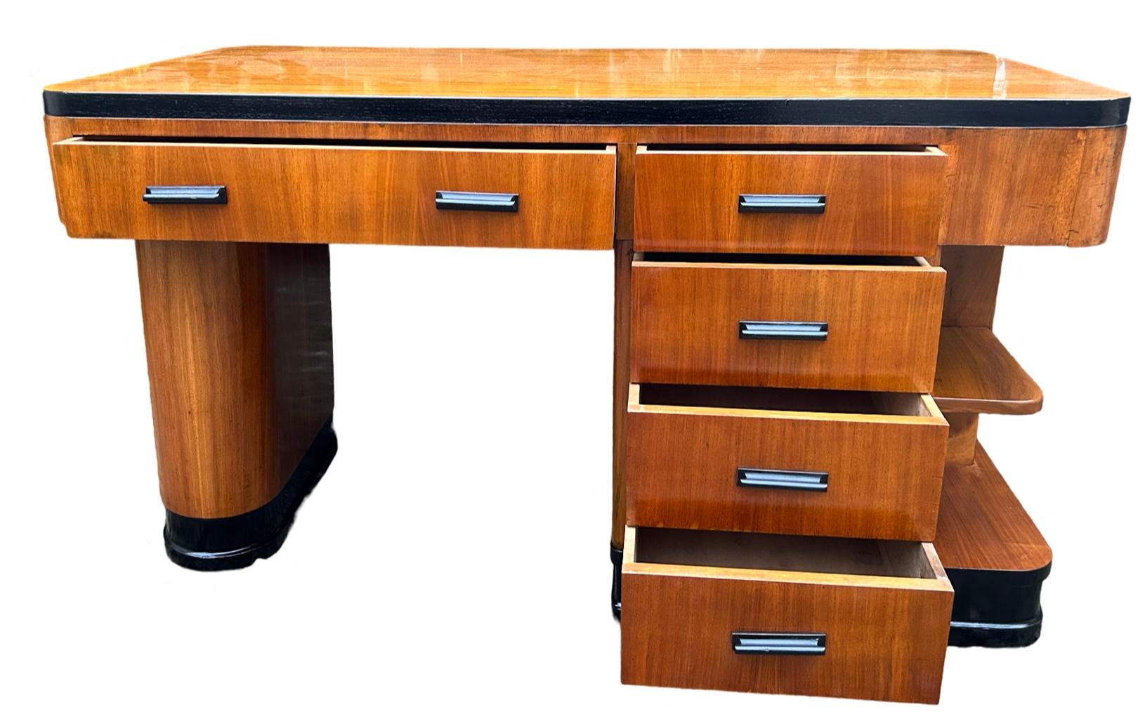 Atemberaubender Art-Deco-Schreibtisch in blondem Nussbaumfurnier (Europäisch) im Angebot