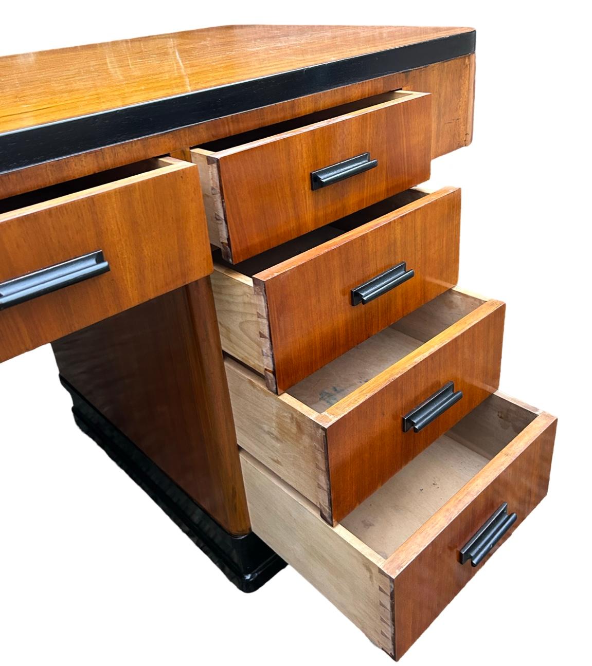 Atemberaubender Art-Deco-Schreibtisch in blondem Nussbaumfurnier im Zustand „Gut“ im Angebot in Barnstaple, GB