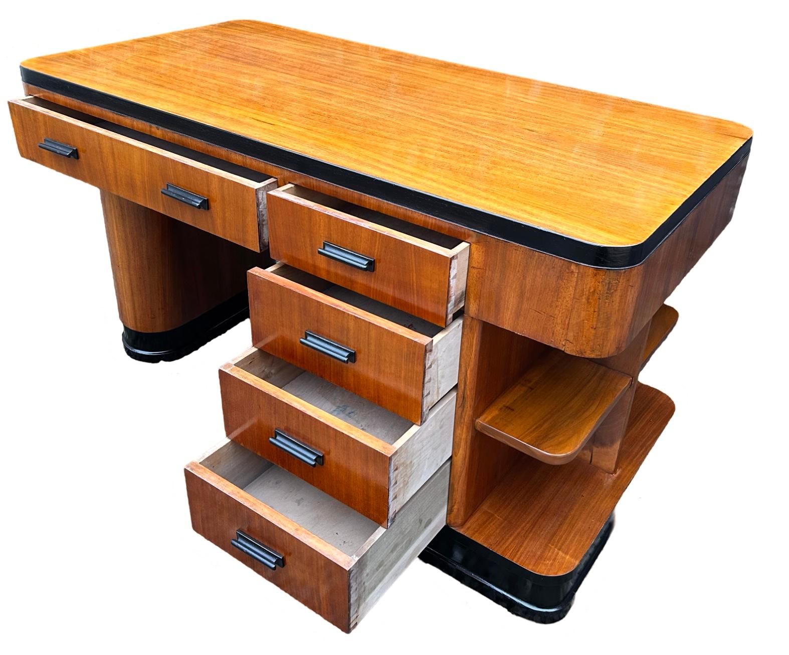 Atemberaubender Art-Deco-Schreibtisch in blondem Nussbaumfurnier (Mitte des 20. Jahrhunderts) im Angebot