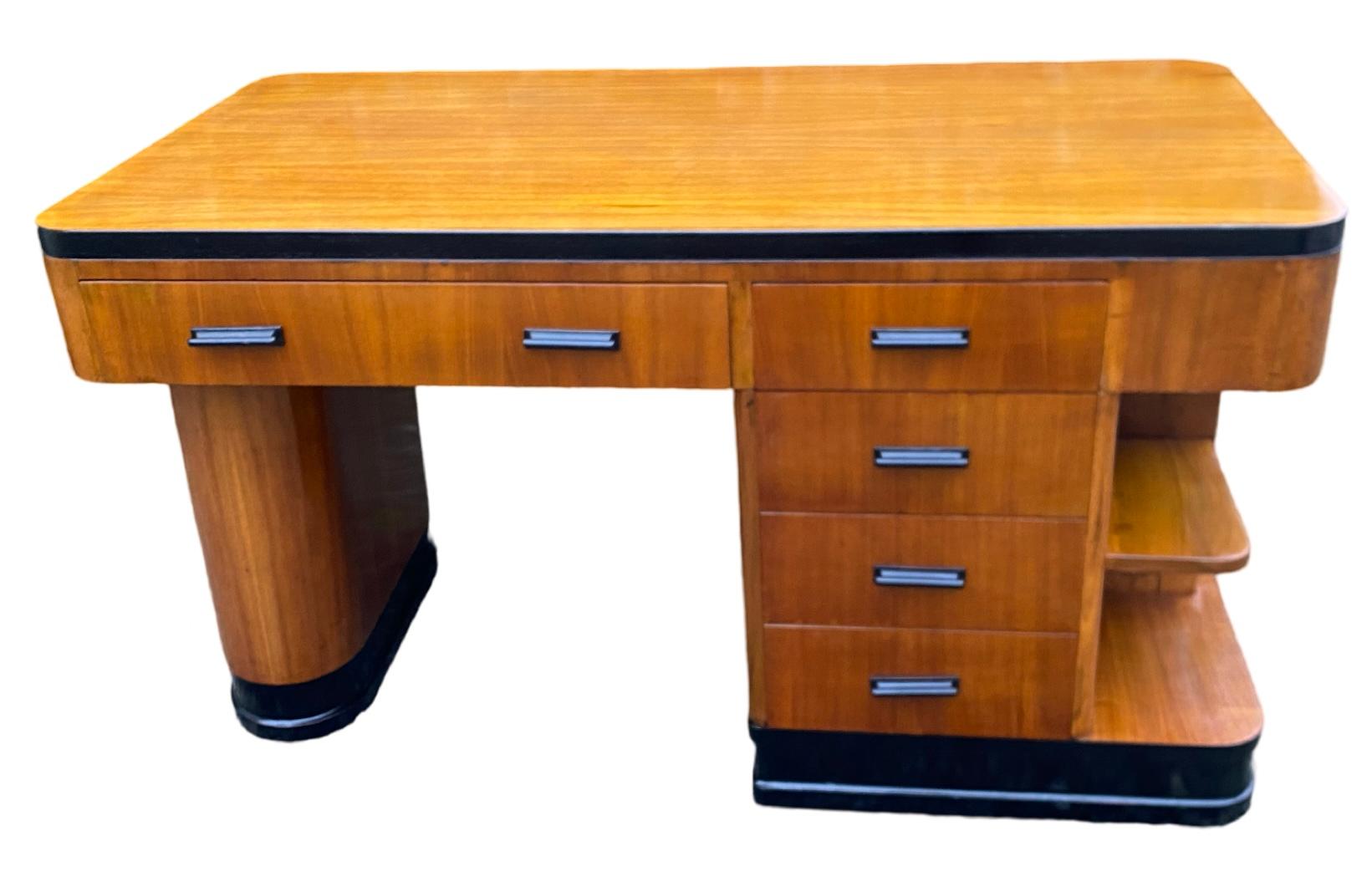 Atemberaubender Art-Deco-Schreibtisch in blondem Nussbaumfurnier im Angebot 1