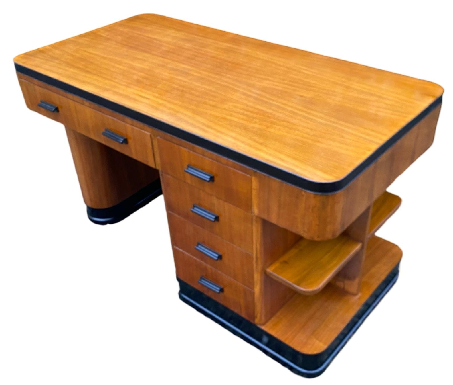Atemberaubender Art-Deco-Schreibtisch in blondem Nussbaumfurnier im Angebot 2