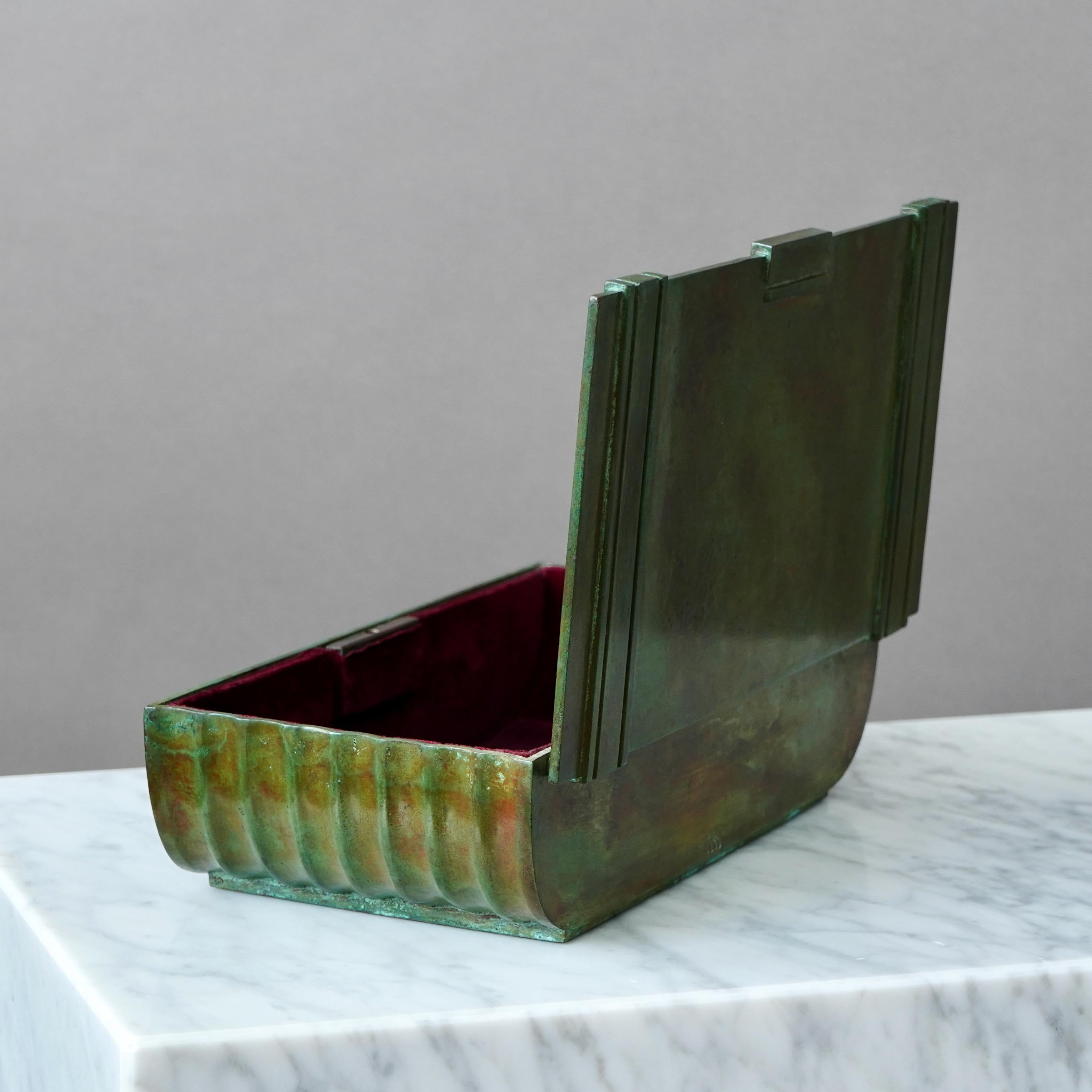 Moulage Superbe boîte à bijoux Art déco en bronze de Sune Backstrom, Suède, années 1920 en vente