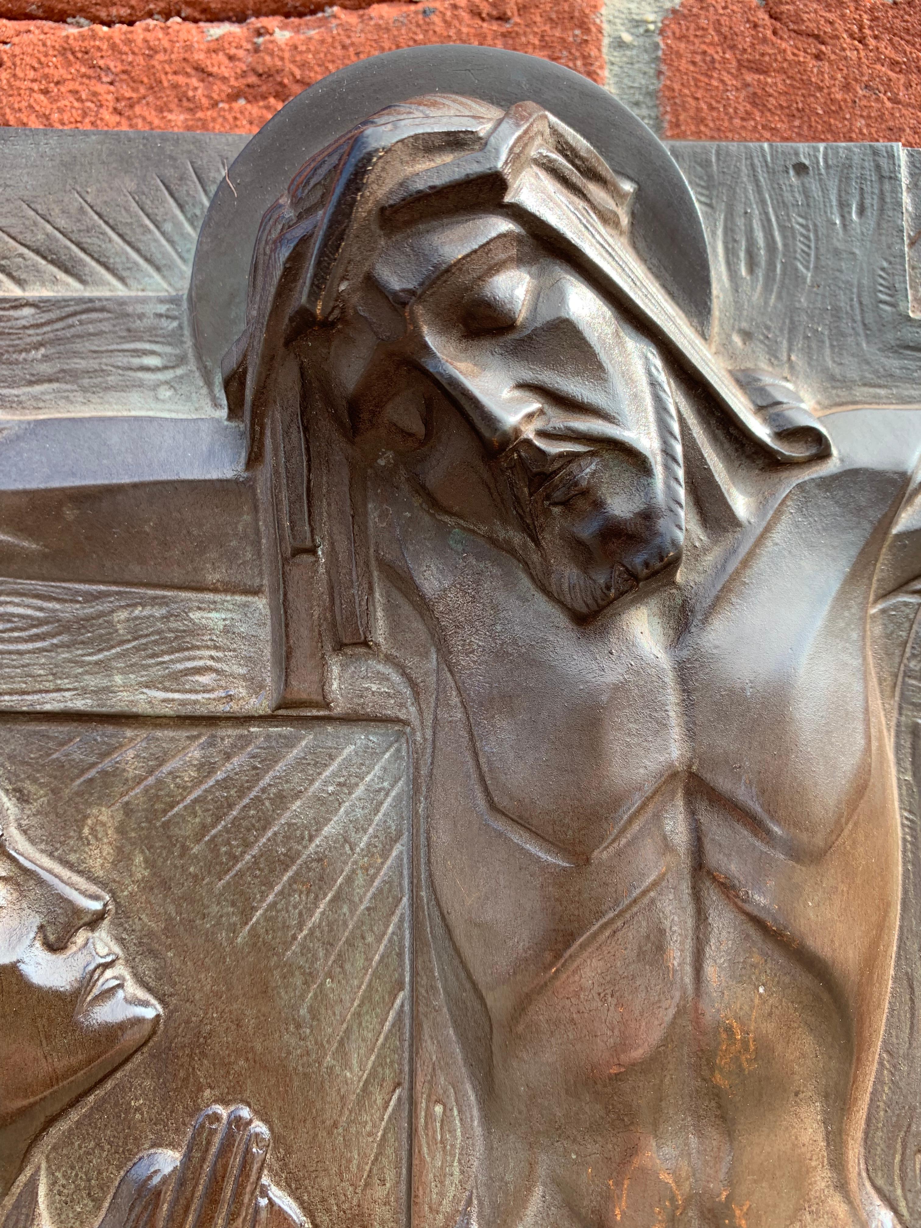 Atemberaubende religiöse Art-Déco-Bronzeplakette Christi auf Kreuzigung aus Bronze von Sylvain Norga (Art déco) im Angebot