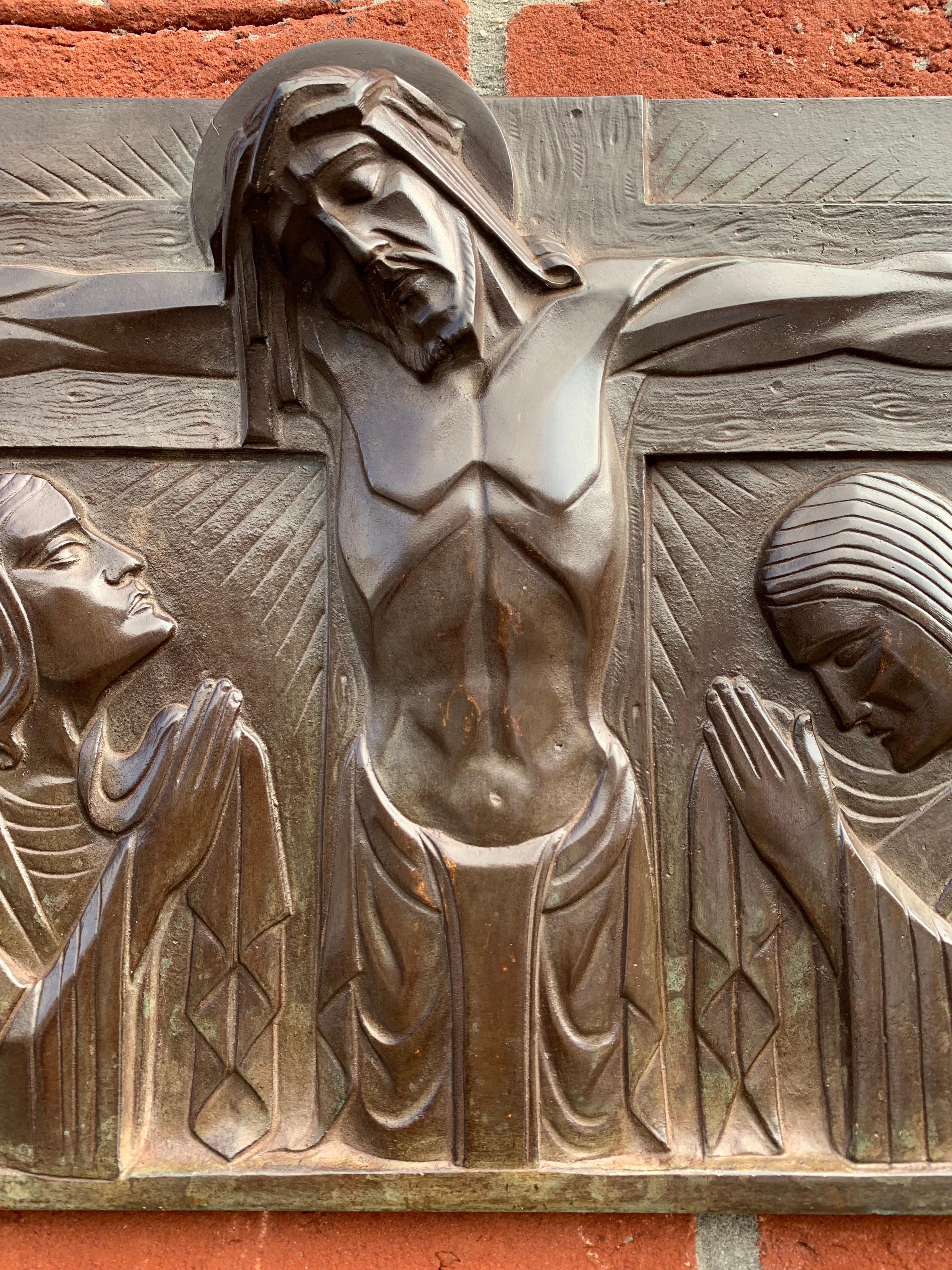 Atemberaubende religiöse Art-Déco-Bronzeplakette Christi auf Kreuzigung aus Bronze von Sylvain Norga (Belgisch) im Angebot