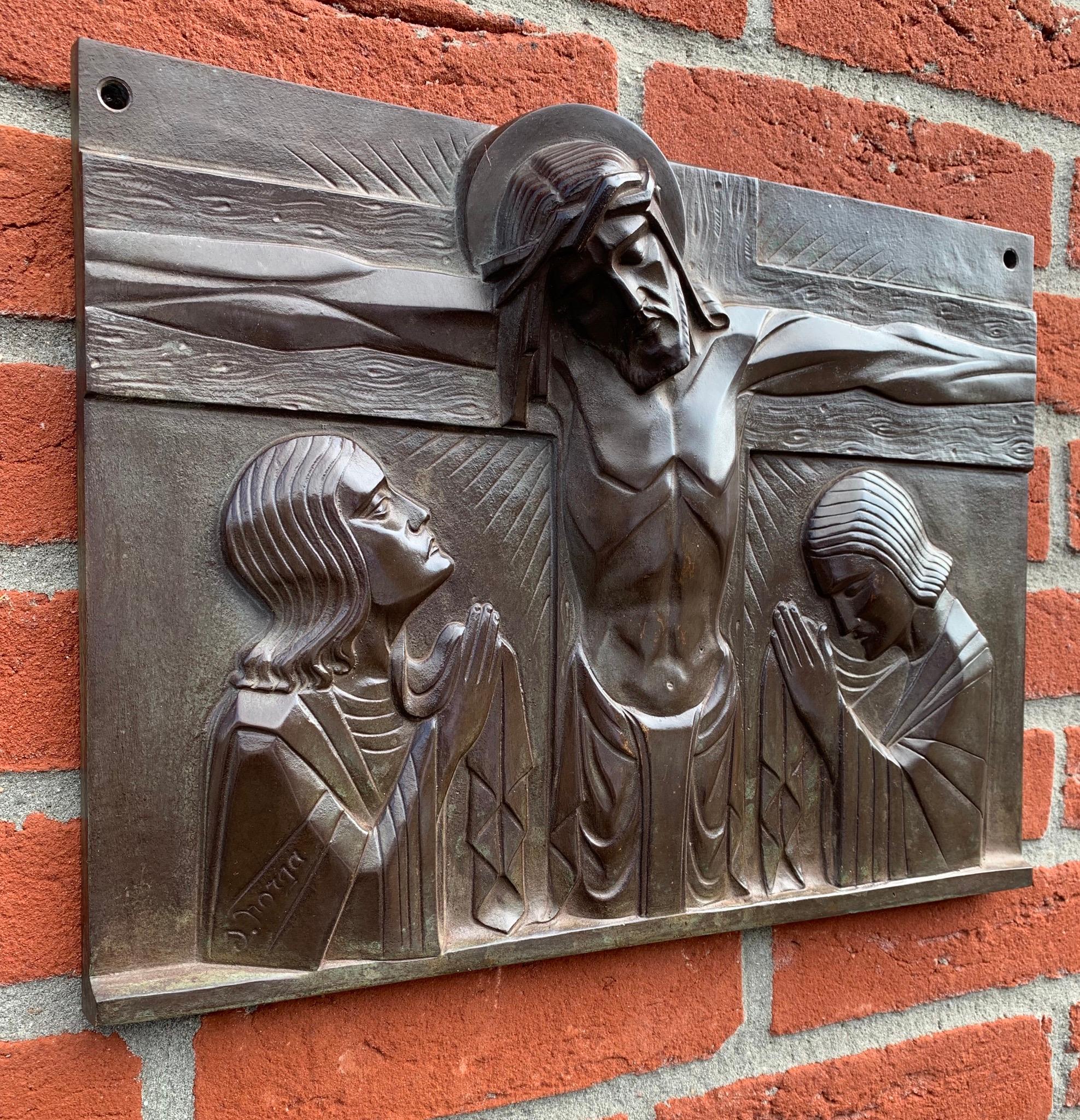 Belge Superbe plaque religieuse du Christ sur crucifix en bronze Art Déco de Sylvain Norga en vente
