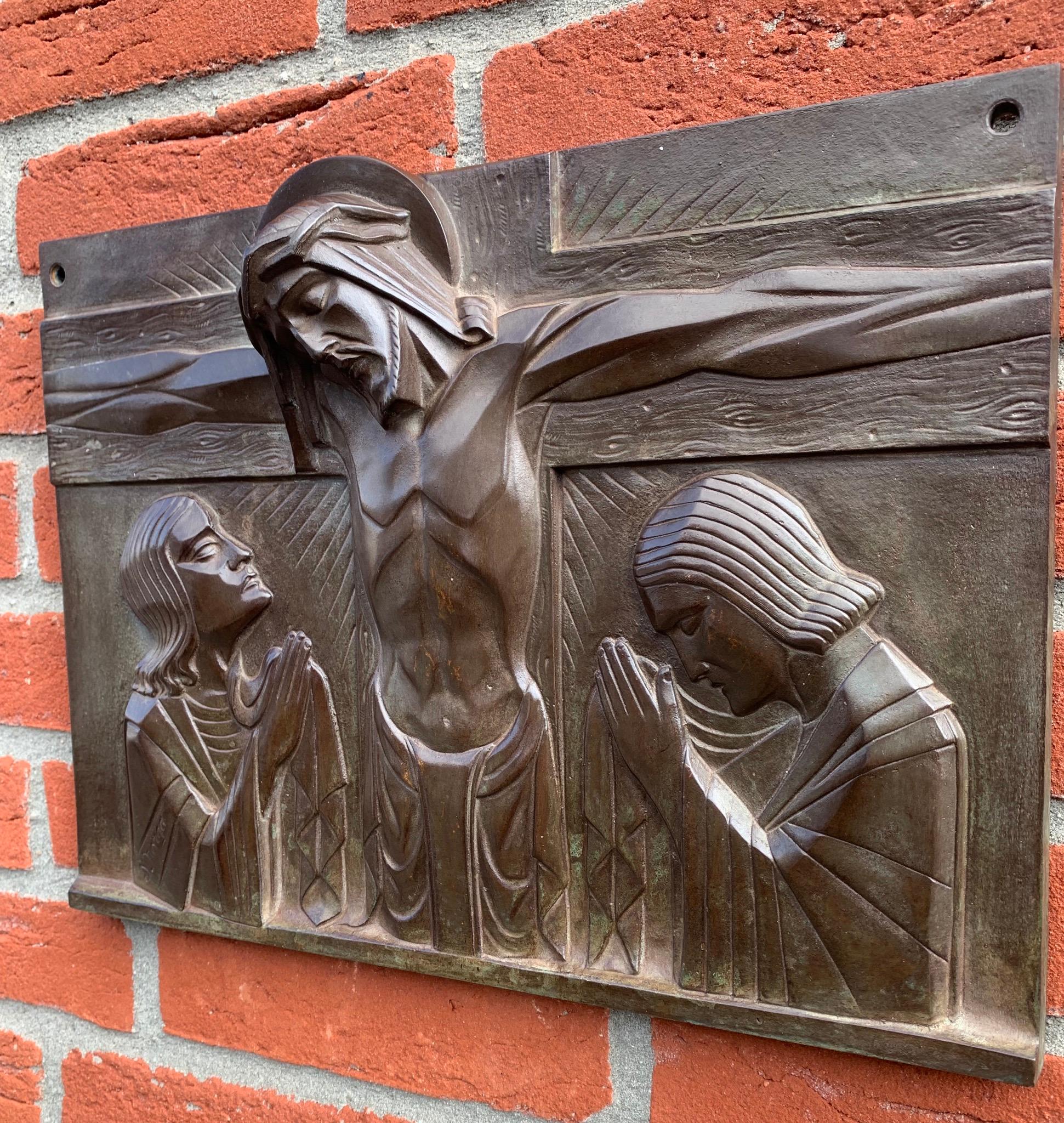 Atemberaubende religiöse Art-Déco-Bronzeplakette Christi auf Kreuzigung aus Bronze von Sylvain Norga (Frühes 20. Jahrhundert) im Angebot