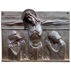 Superbe plaque religieuse du Christ sur crucifix en bronze Art Déco de Sylvain Norga