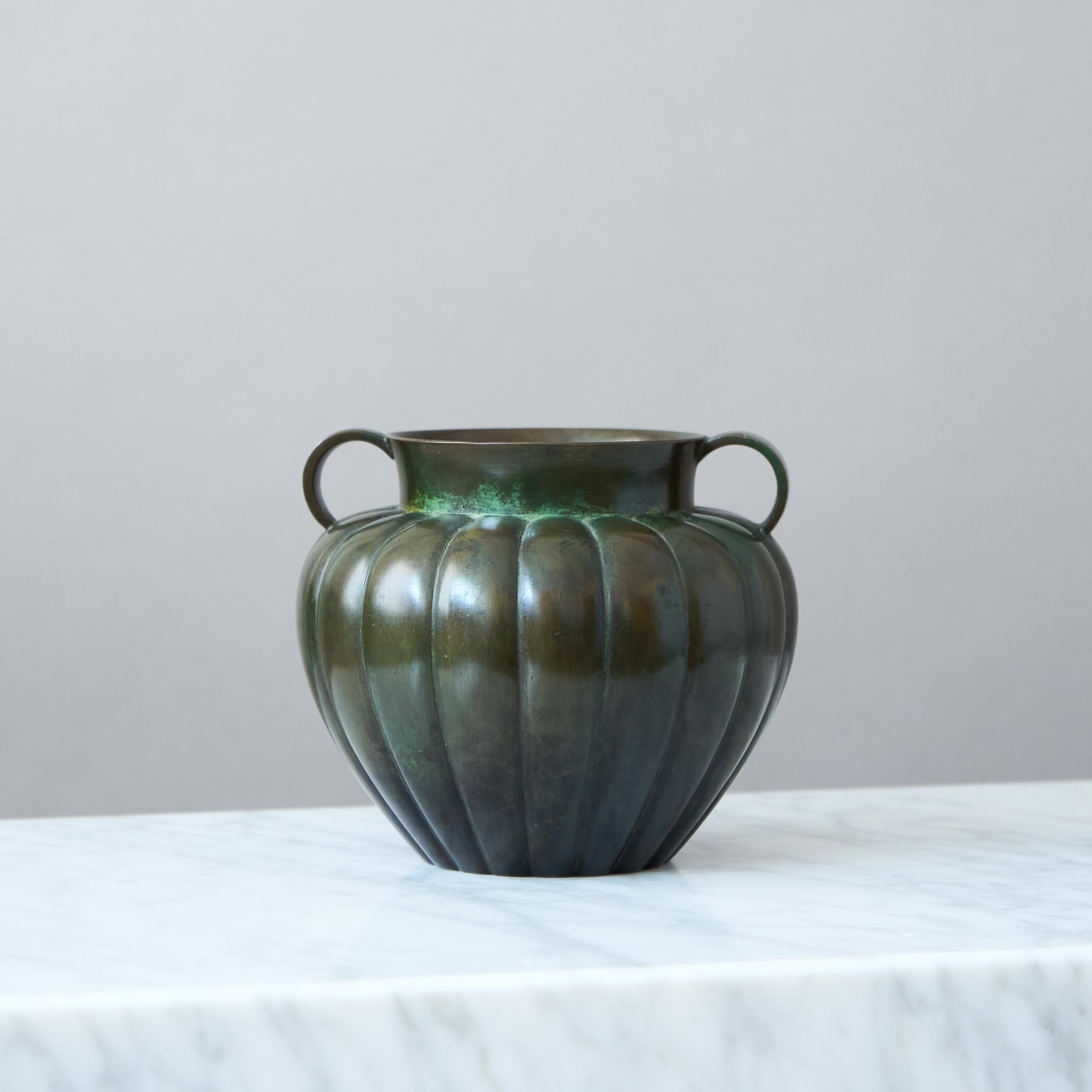 Un bellissimo vaso di bronzo con un'incredibile patina. 
Realizzata da GAB Guldsmedsaktiebolaget, Svezia, anni '30.  

Ottime condizioni.
Timbro 