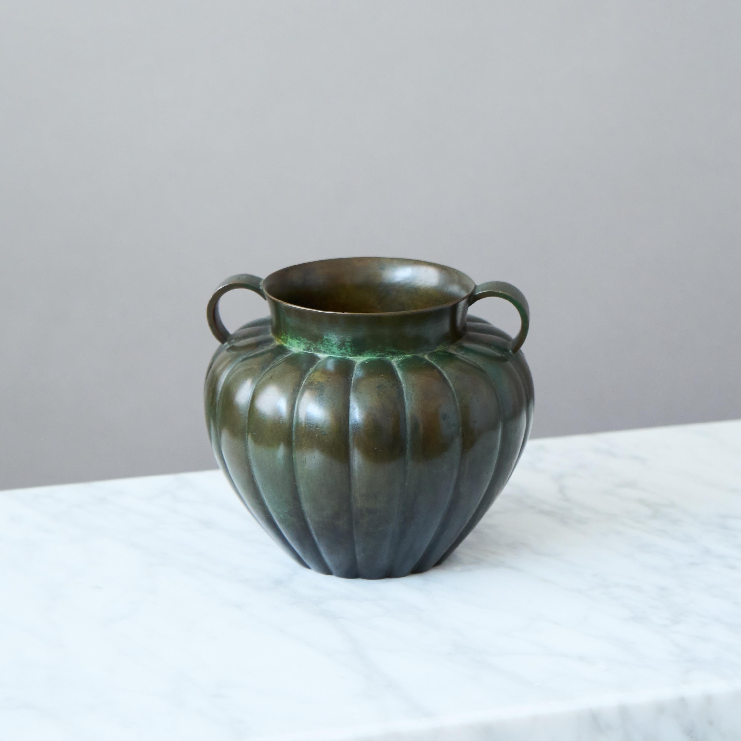 Art Déco Stupendo vaso in bronzo Art Deco di GAB Guldsmedsaktiebolaget, Svezia, anni '30 in vendita