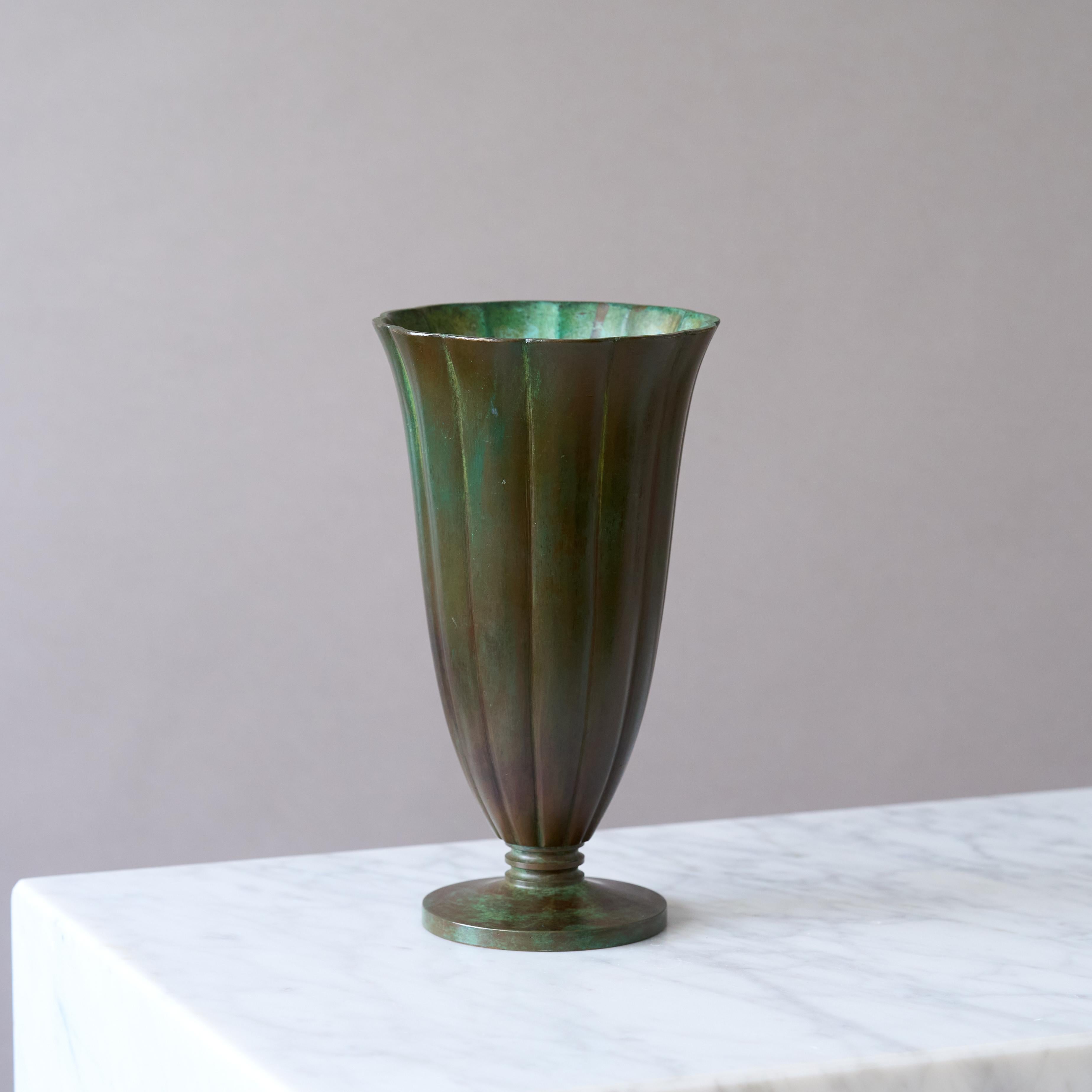Scandinavo moderno Stupendo vaso in bronzo Art Deco di GAB Guldsmedsaktiebolaget, Svezia, anni '30. in vendita