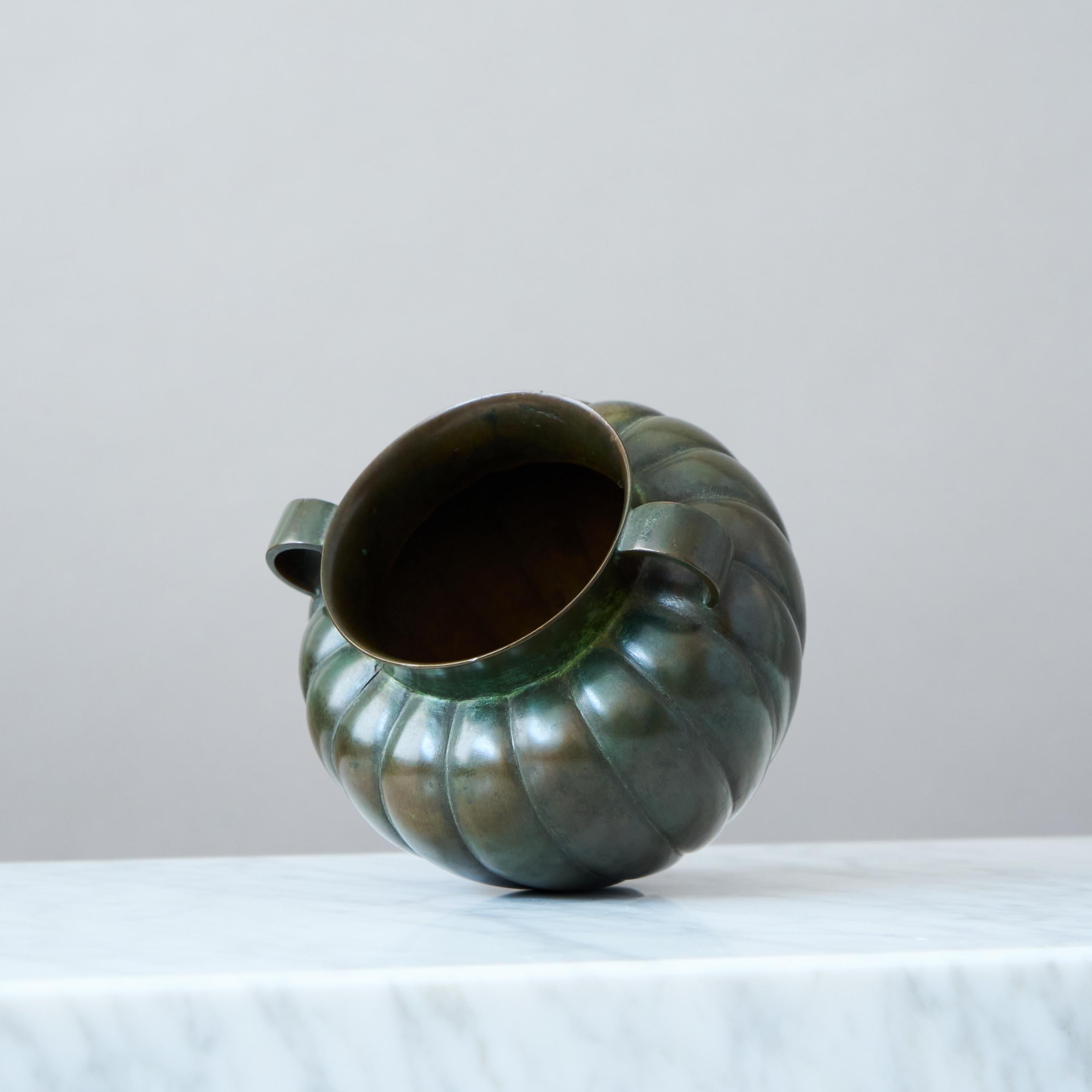 Svedese Stupendo vaso in bronzo Art Deco di GAB Guldsmedsaktiebolaget, Svezia, anni '30 in vendita