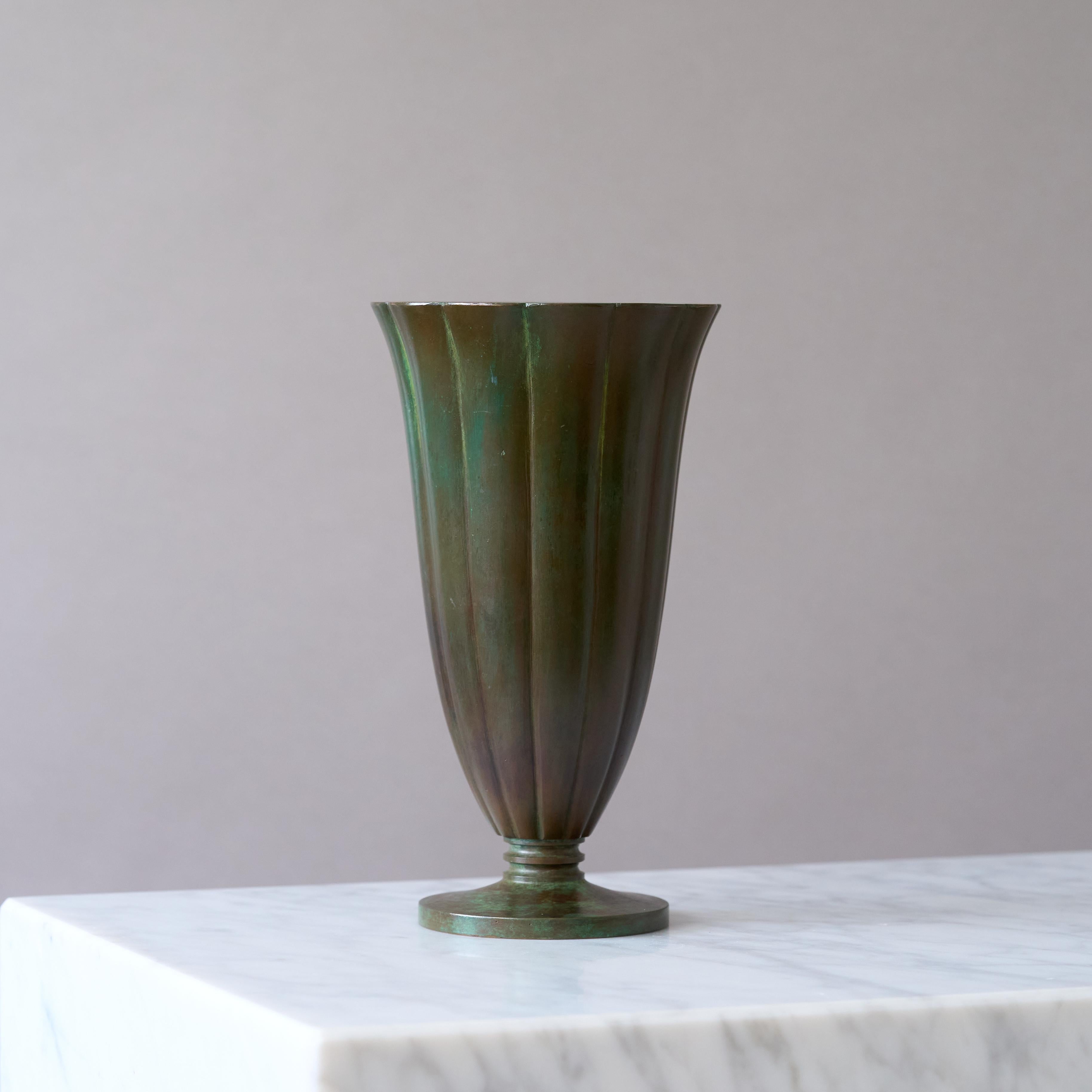 Svedese Stupendo vaso in bronzo Art Deco di GAB Guldsmedsaktiebolaget, Svezia, anni '30. in vendita