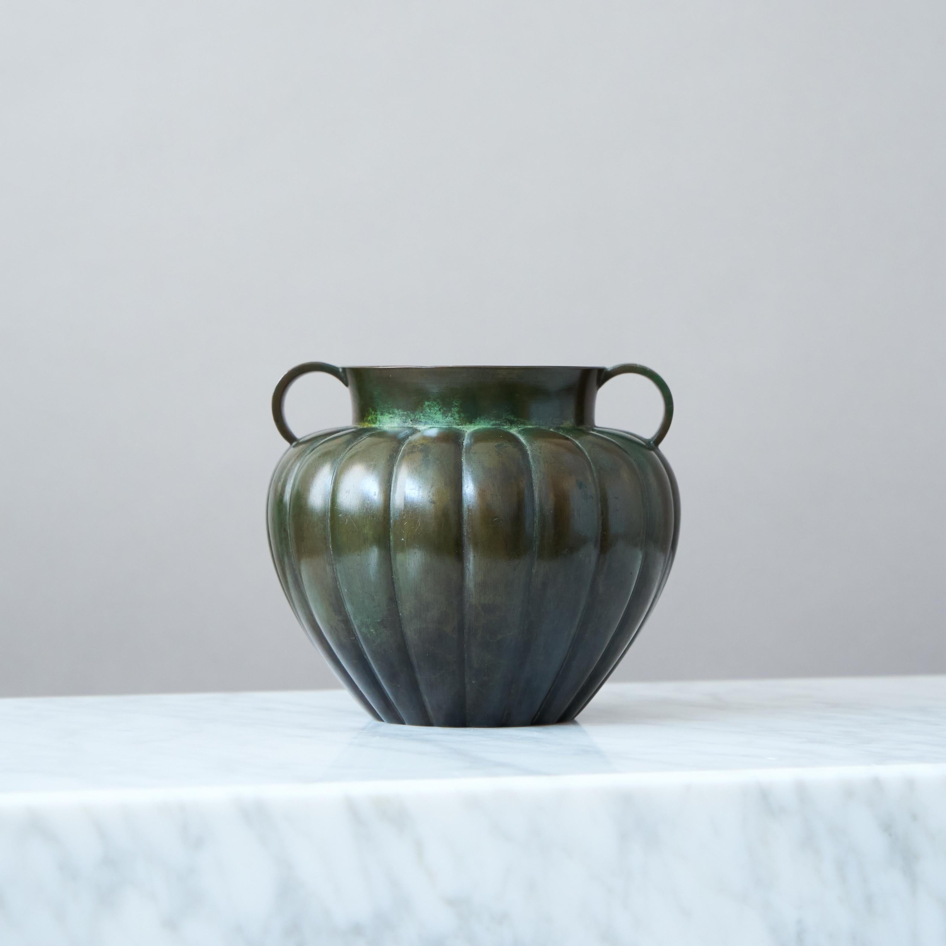 Calco Stupendo vaso in bronzo Art Deco di GAB Guldsmedsaktiebolaget, Svezia, anni '30 in vendita