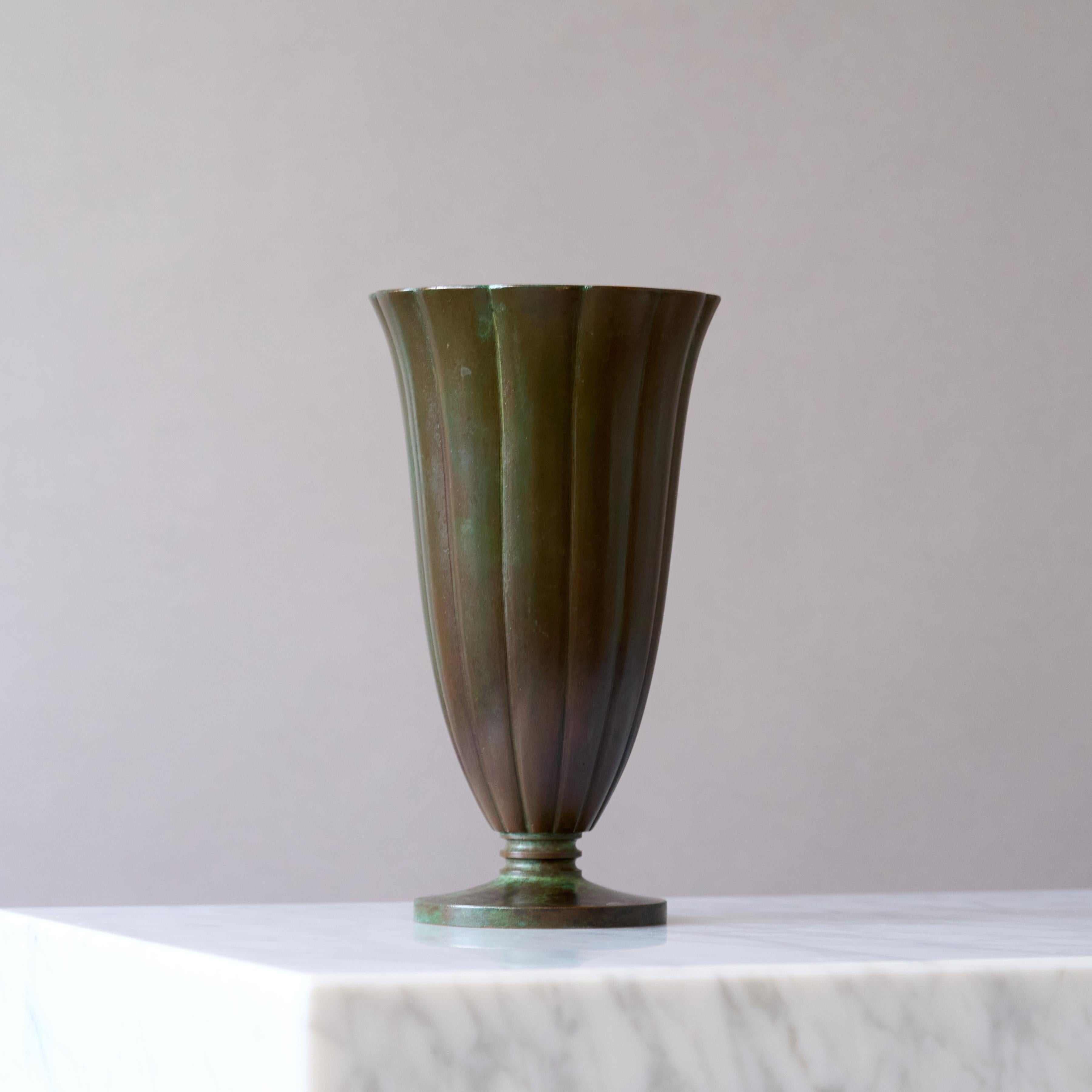 Calco Stupendo vaso in bronzo Art Deco di GAB Guldsmedsaktiebolaget, Svezia, anni '30. in vendita