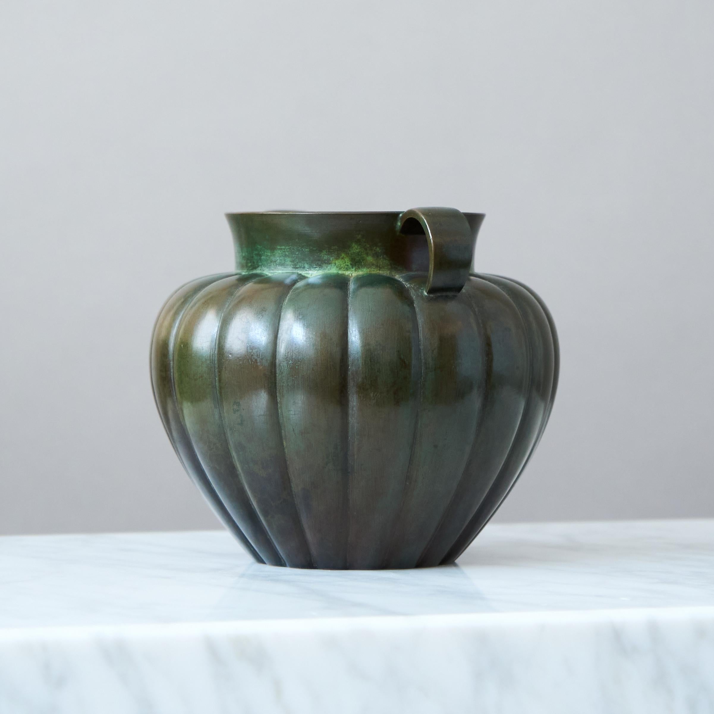Metà XX secolo Stupendo vaso in bronzo Art Deco di GAB Guldsmedsaktiebolaget, Svezia, anni '30 in vendita