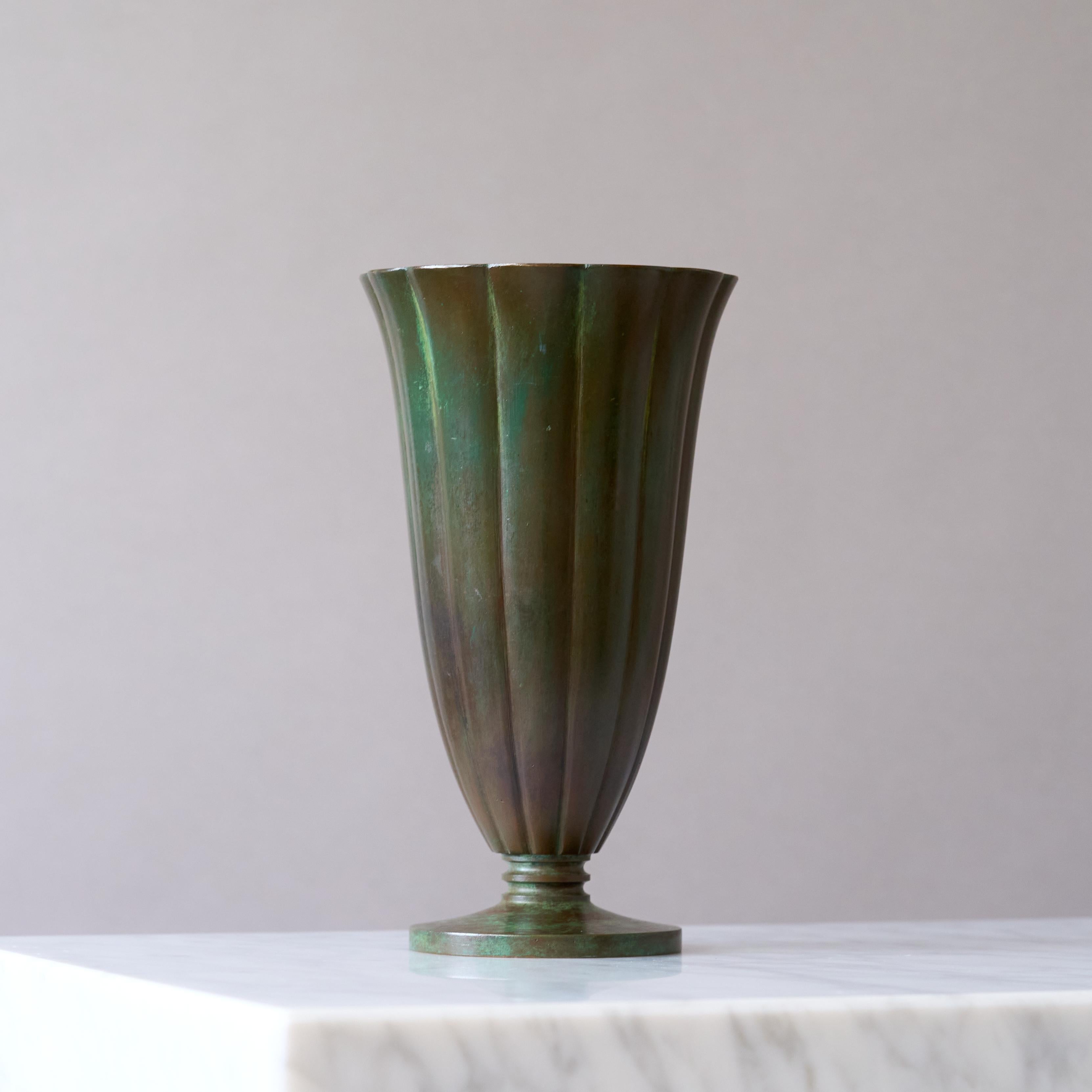 Metà XX secolo Stupendo vaso in bronzo Art Deco di GAB Guldsmedsaktiebolaget, Svezia, anni '30. in vendita