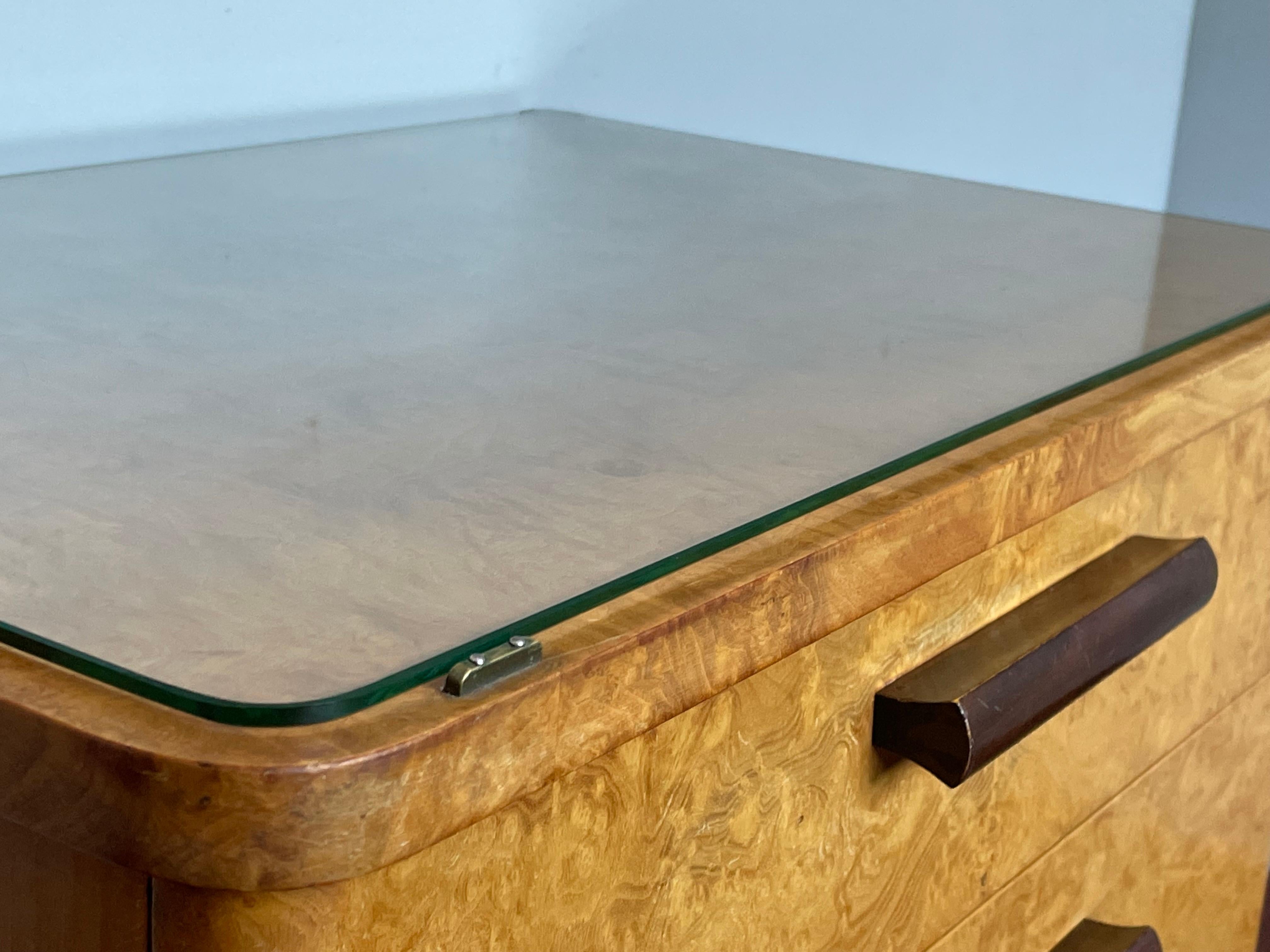 Stunning Art Deco Burl Walnut Nightstands / Bedside Tables W/ Perfect Glass Tops In Excellent Condition In Lisse, NL