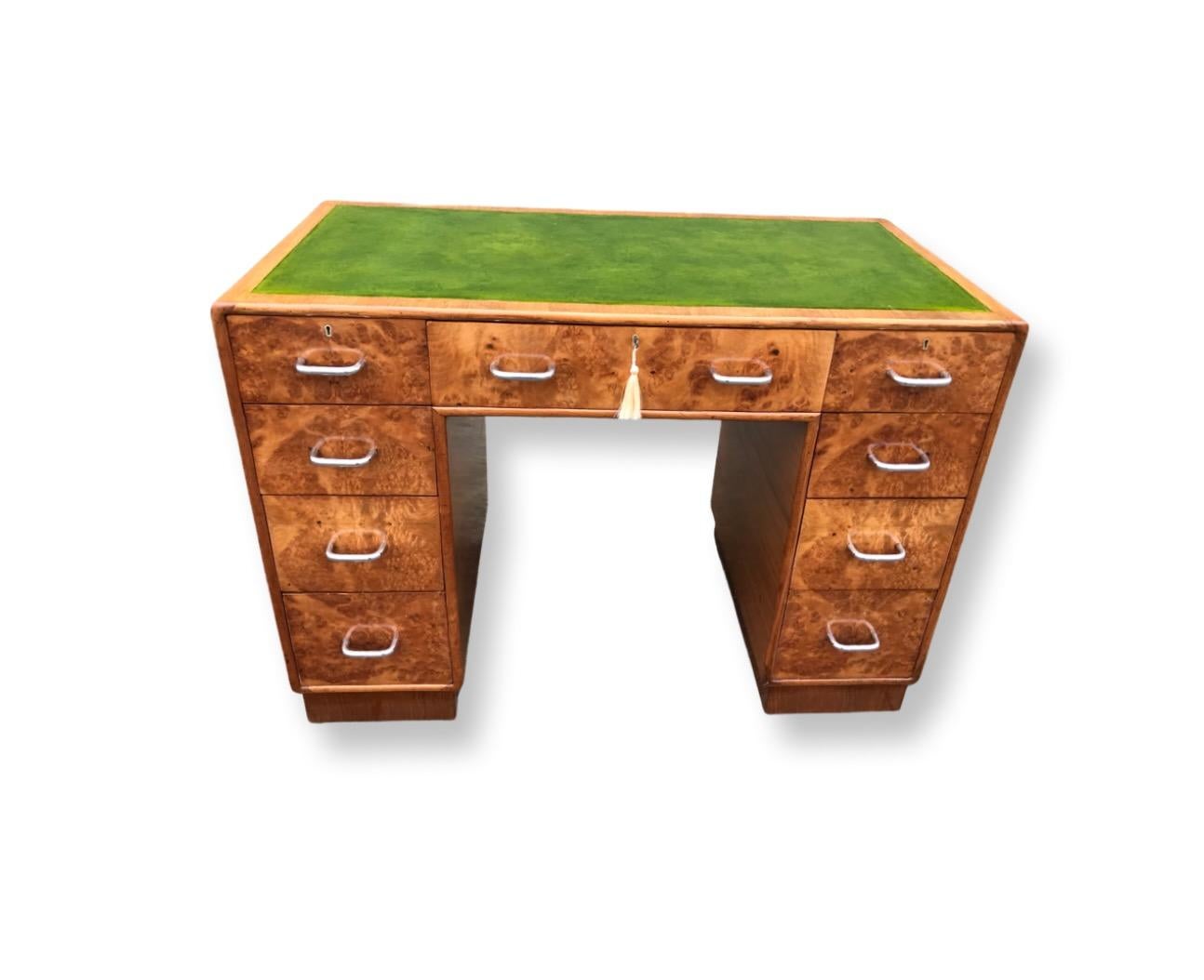 Stunning Art Deco Burr Walnut 9 Drawer Kneehole Desk In Good Condition For Sale In Barnstaple, GB