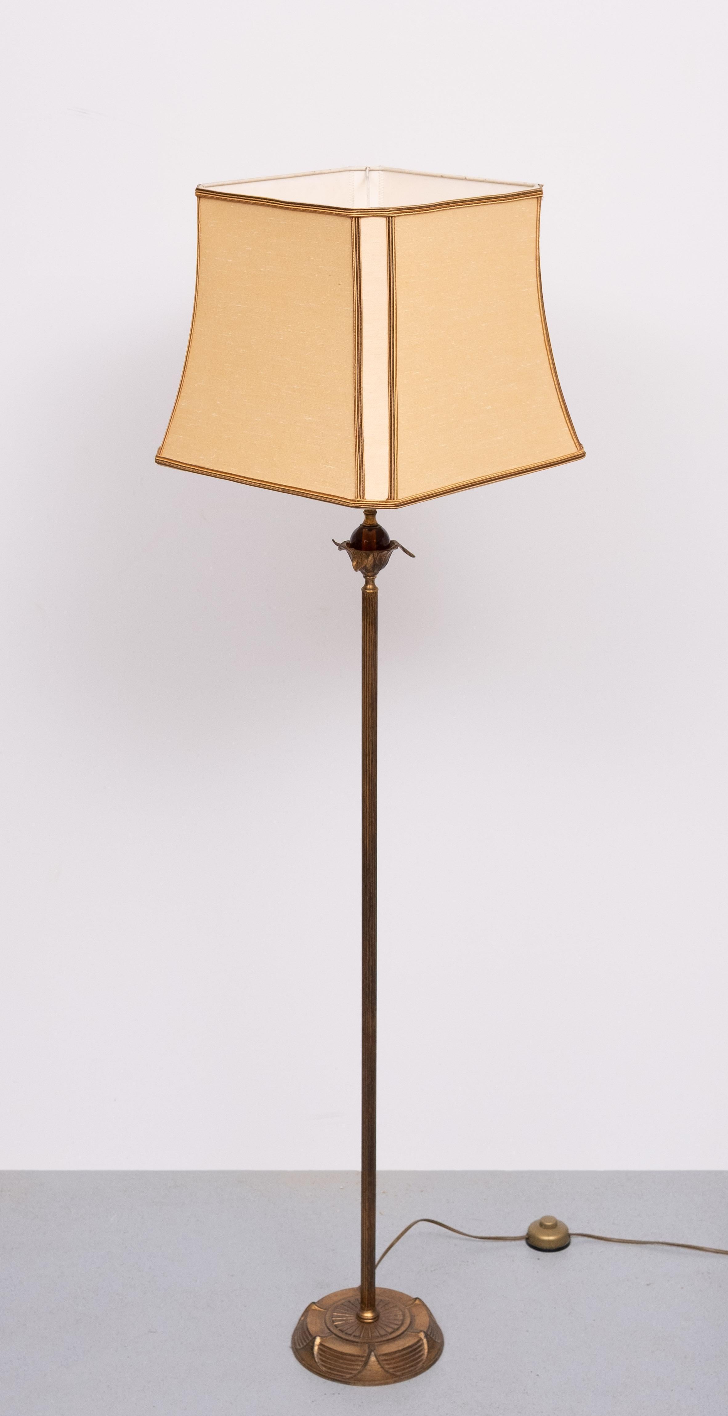 Atemberaubende Stehlampe im Art Deco Stil . Antike vergoldete Bonze Farbe .
kommt mit einer bernsteinfarbenen Kristallglaskugel. komplett mit schönem Schirm  so stilvoll . 1 große E27 Glühbirne benötigt. Sehr guter Zustand. 