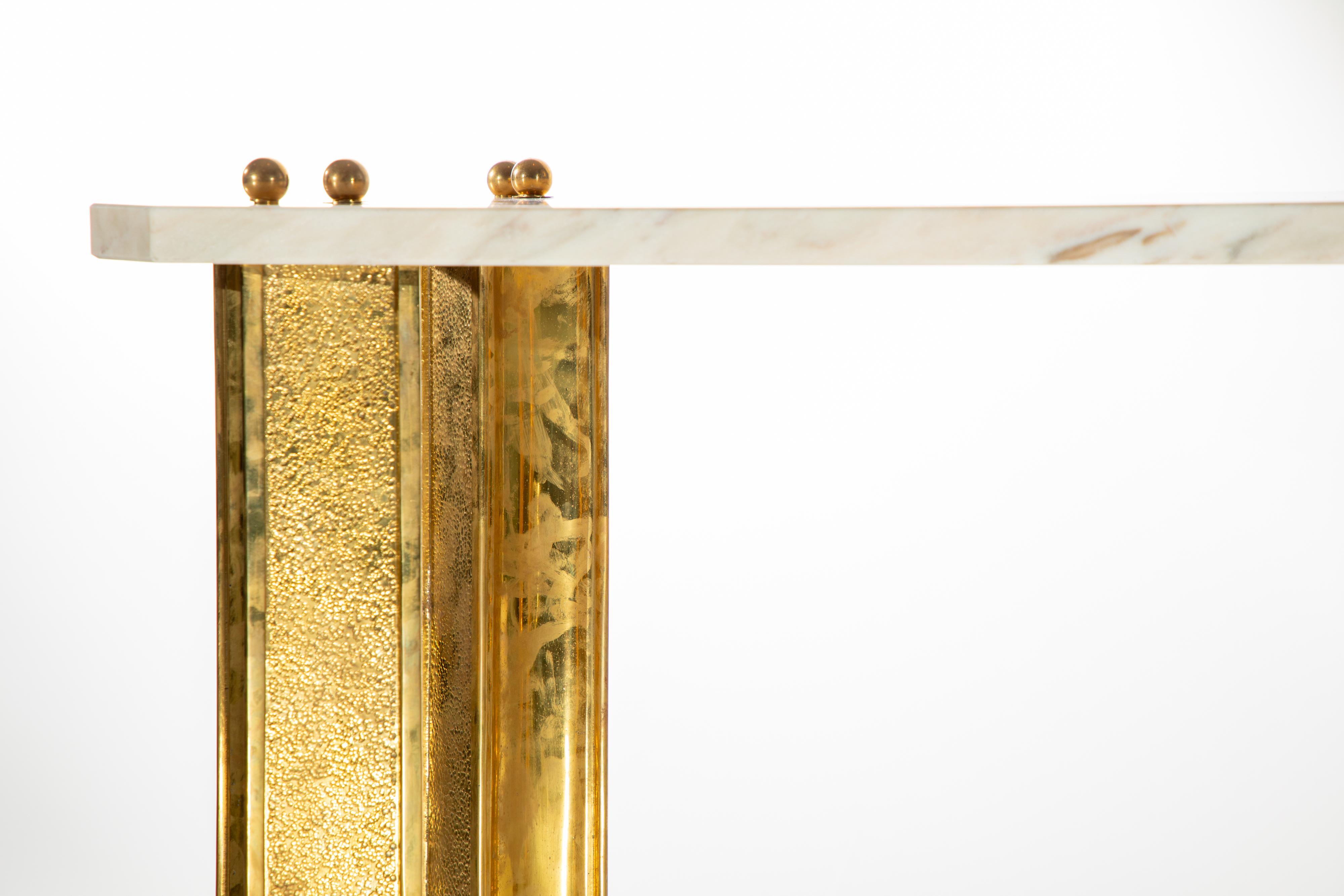 Européen Superbe table console Art Déco en bronze doré avec plateau en marbre en vente