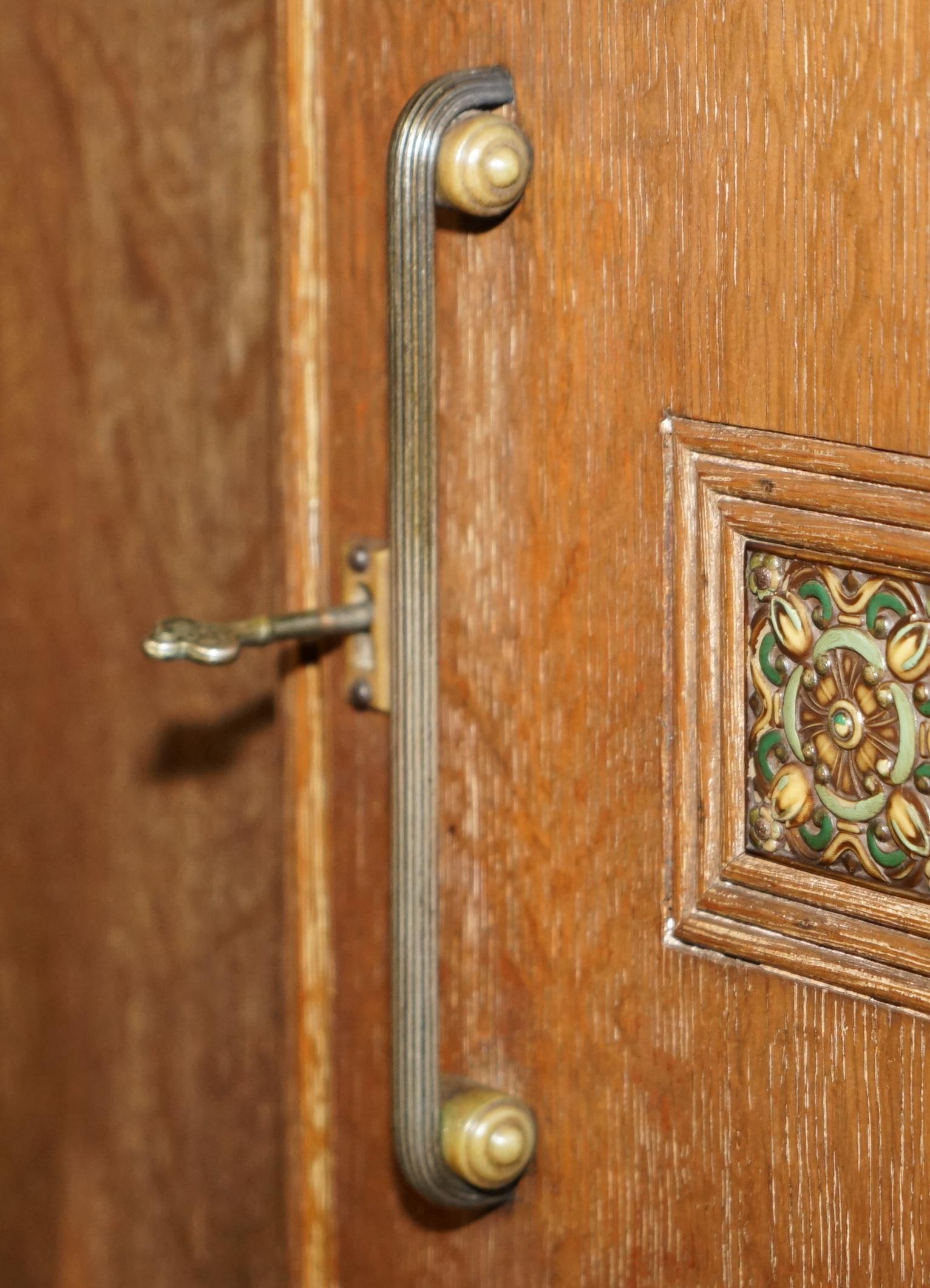 STUNNiNG ART DECO HEALS LONDON LIMED OAK SINGLE WARDROBE PART OF A LARGE SUITE (Frühes 20. Jahrhundert) im Angebot