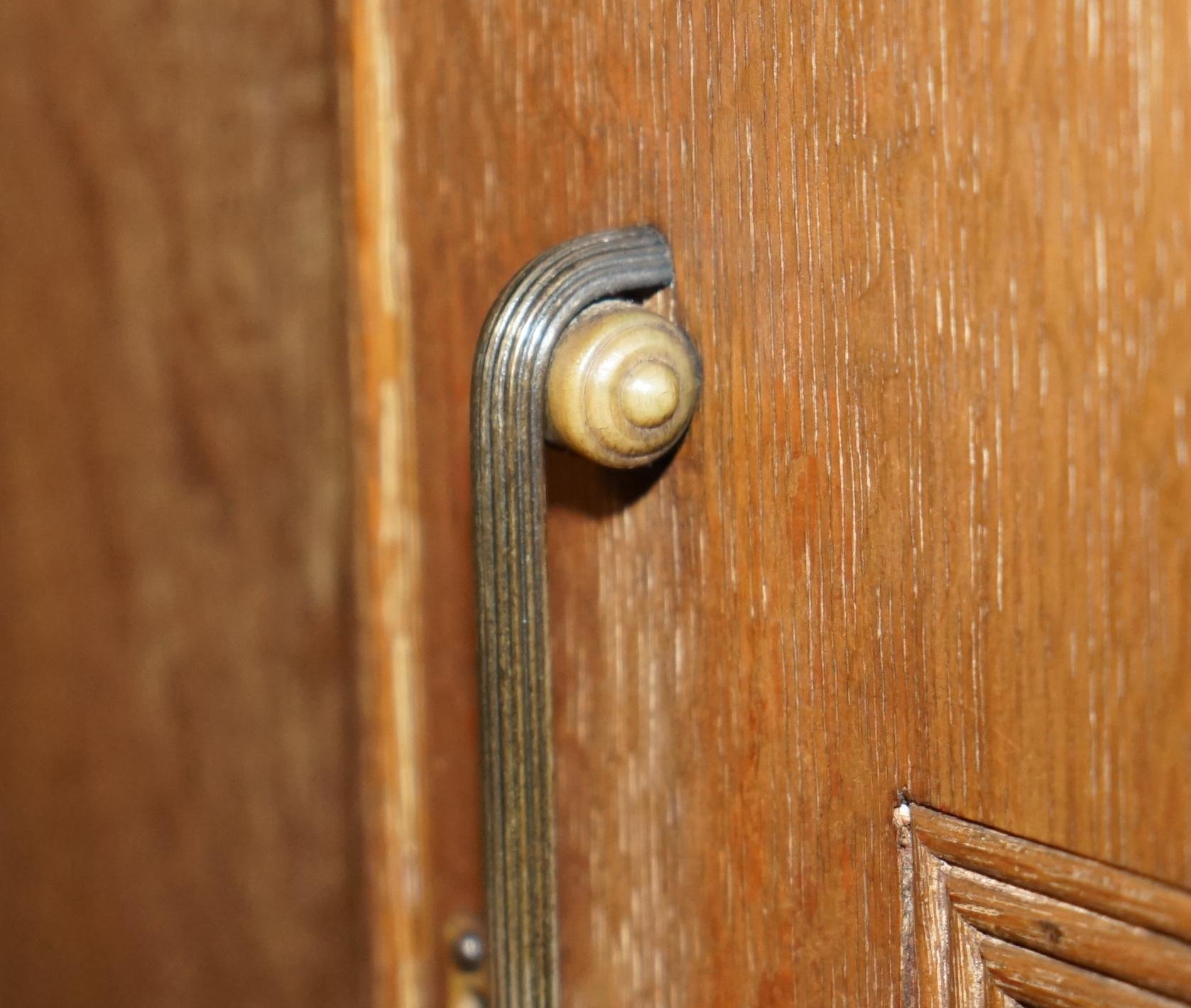 STUNNiNG ART DECO HEALS LONDON LIMED OAK SINGLE WARDROBE PART OF A LARGE SUITE (Eichenholz) im Angebot