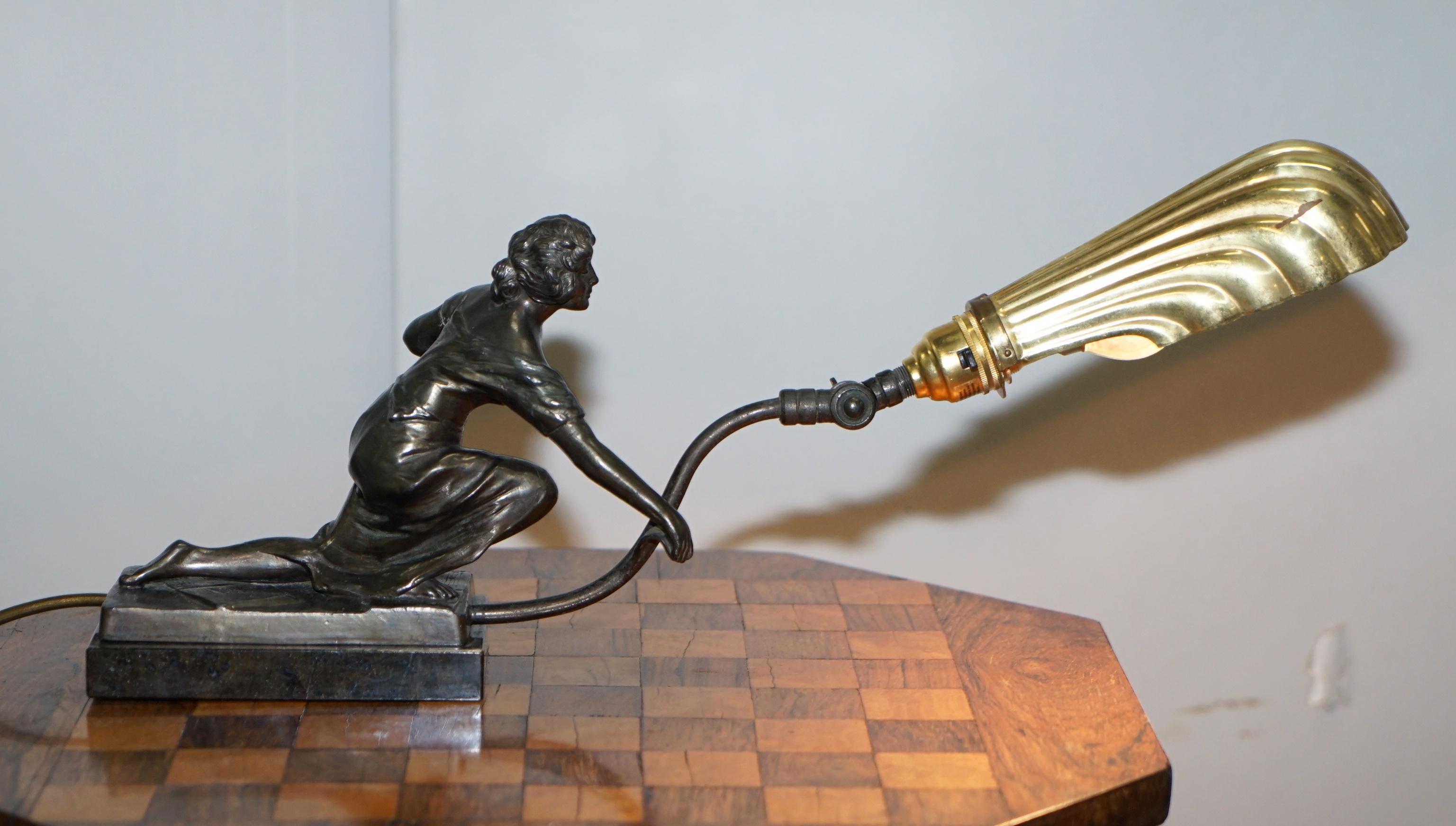 Superbe lampe de bureau Art Déco à abat-jour articulé avec statue en marbre et bronze en vente 10