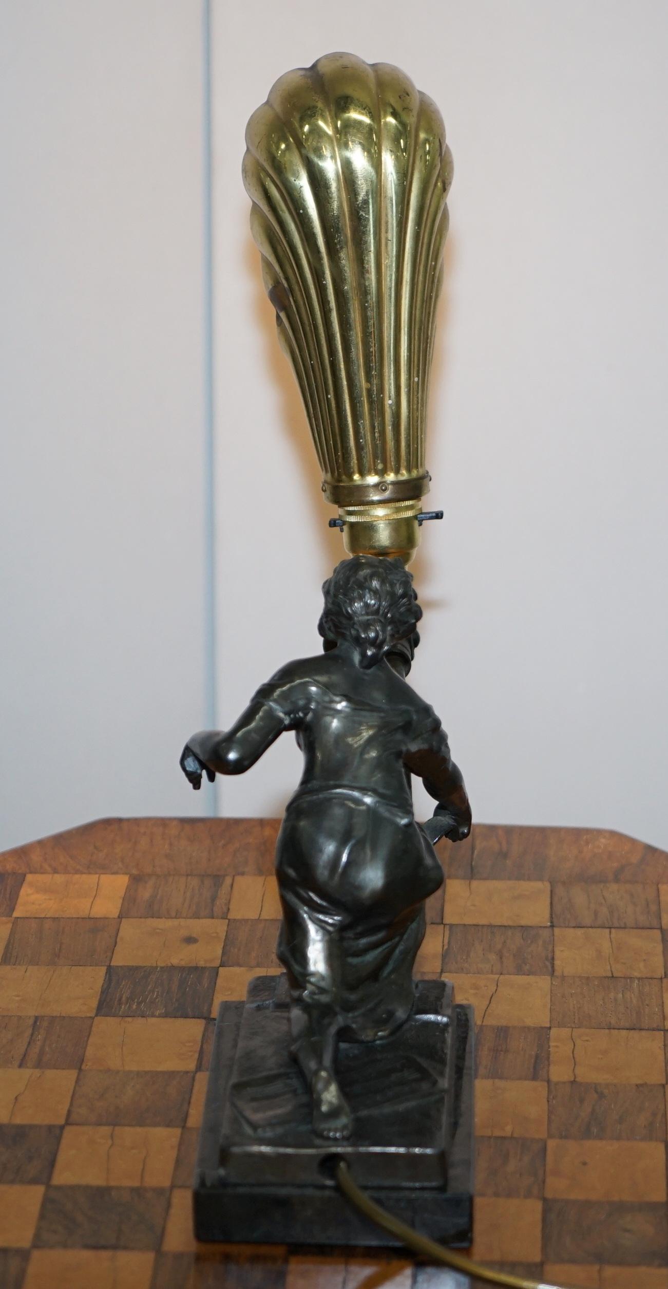 Art déco Superbe lampe de bureau Art Déco à abat-jour articulé avec statue en marbre et bronze en vente