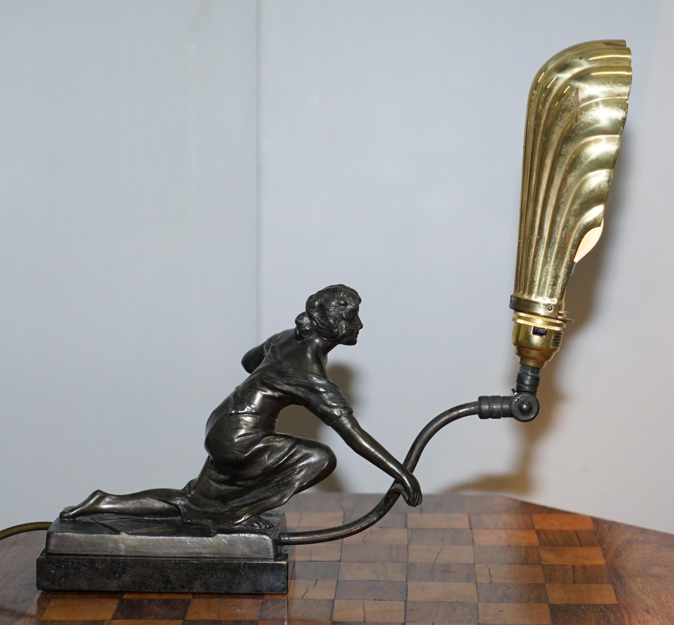 Anglais Superbe lampe de bureau Art Déco à abat-jour articulé avec statue en marbre et bronze en vente