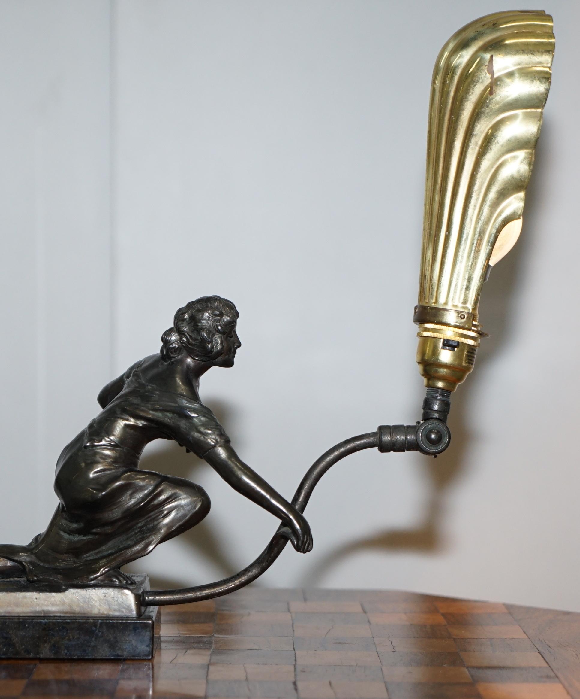 Fait main Superbe lampe de bureau Art Déco à abat-jour articulé avec statue en marbre et bronze en vente