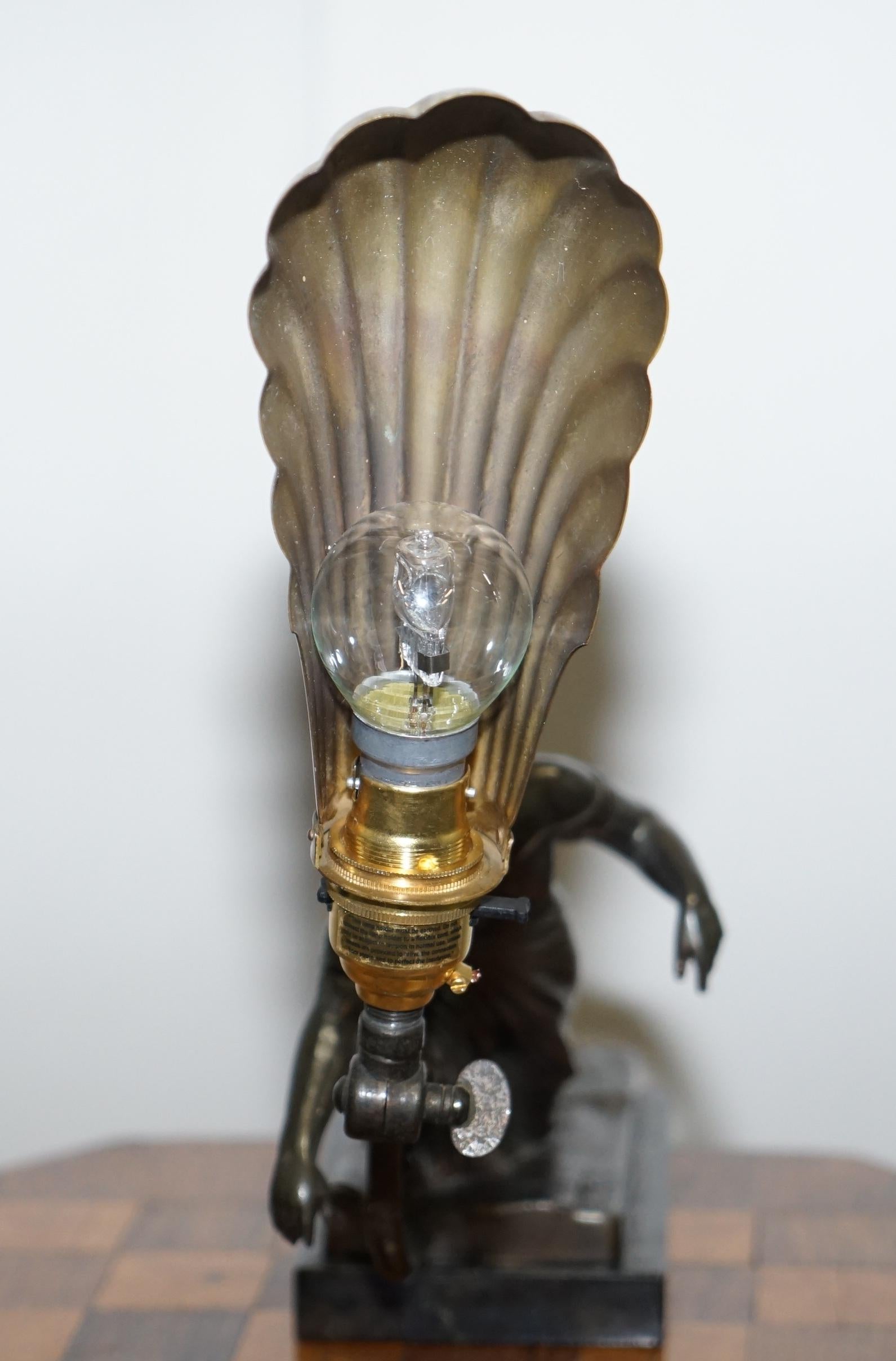 20ième siècle Superbe lampe de bureau Art Déco à abat-jour articulé avec statue en marbre et bronze en vente