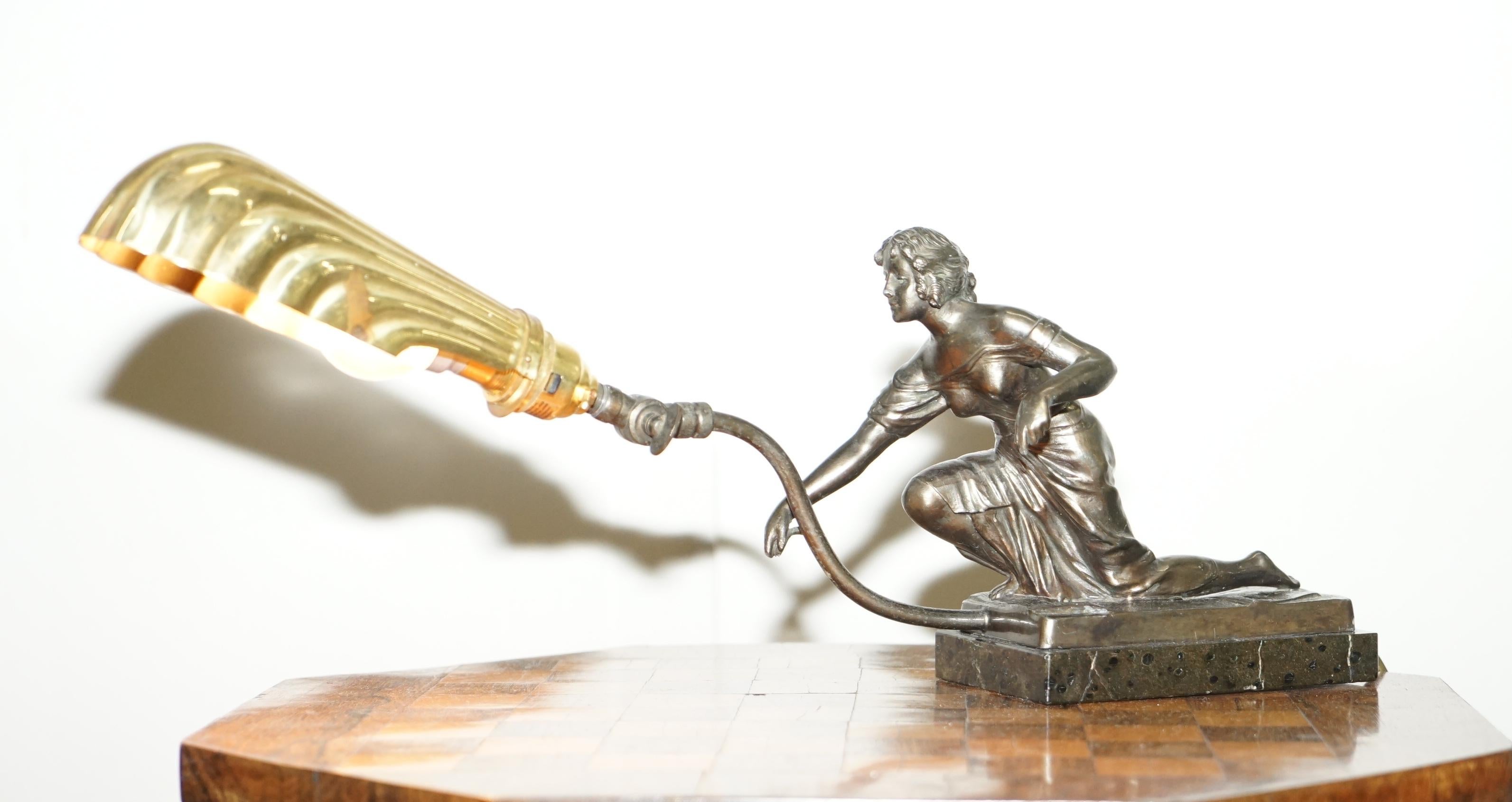 Marbre Superbe lampe de bureau Art Déco à abat-jour articulé avec statue en marbre et bronze en vente