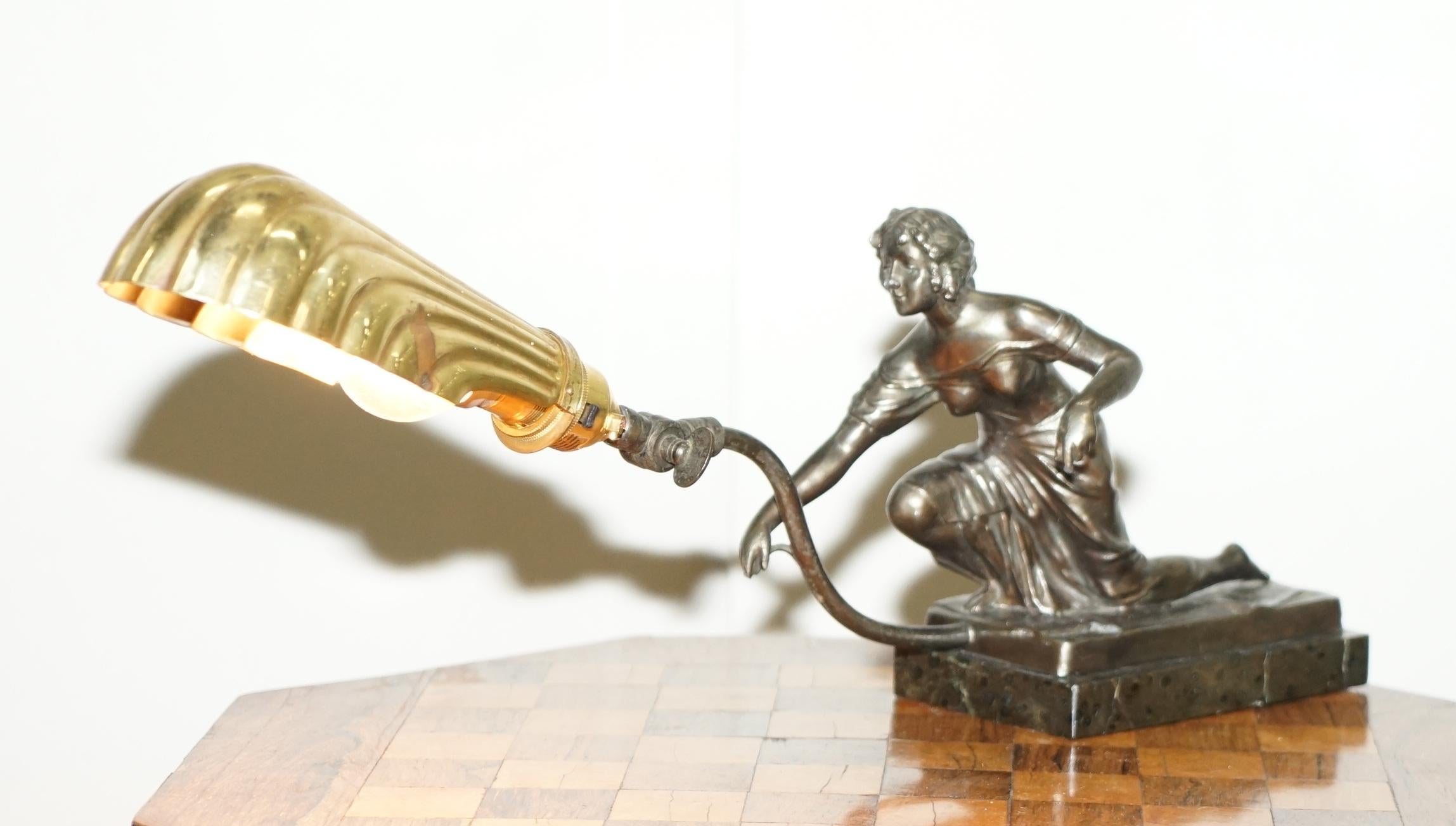 Superbe lampe de bureau Art Déco à abat-jour articulé avec statue en marbre et bronze en vente 1
