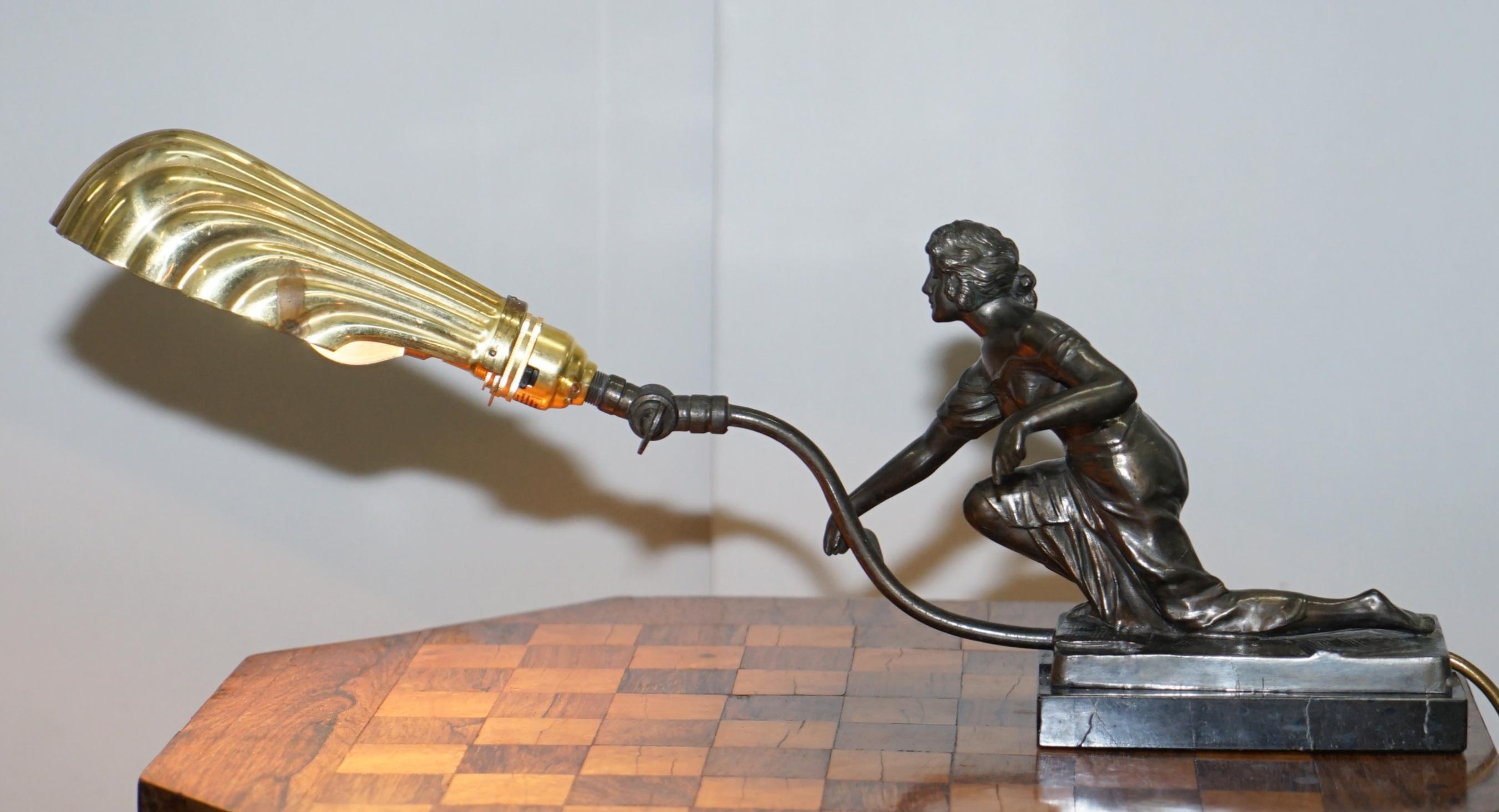 Superbe lampe de bureau Art Déco à abat-jour articulé avec statue en marbre et bronze en vente 2