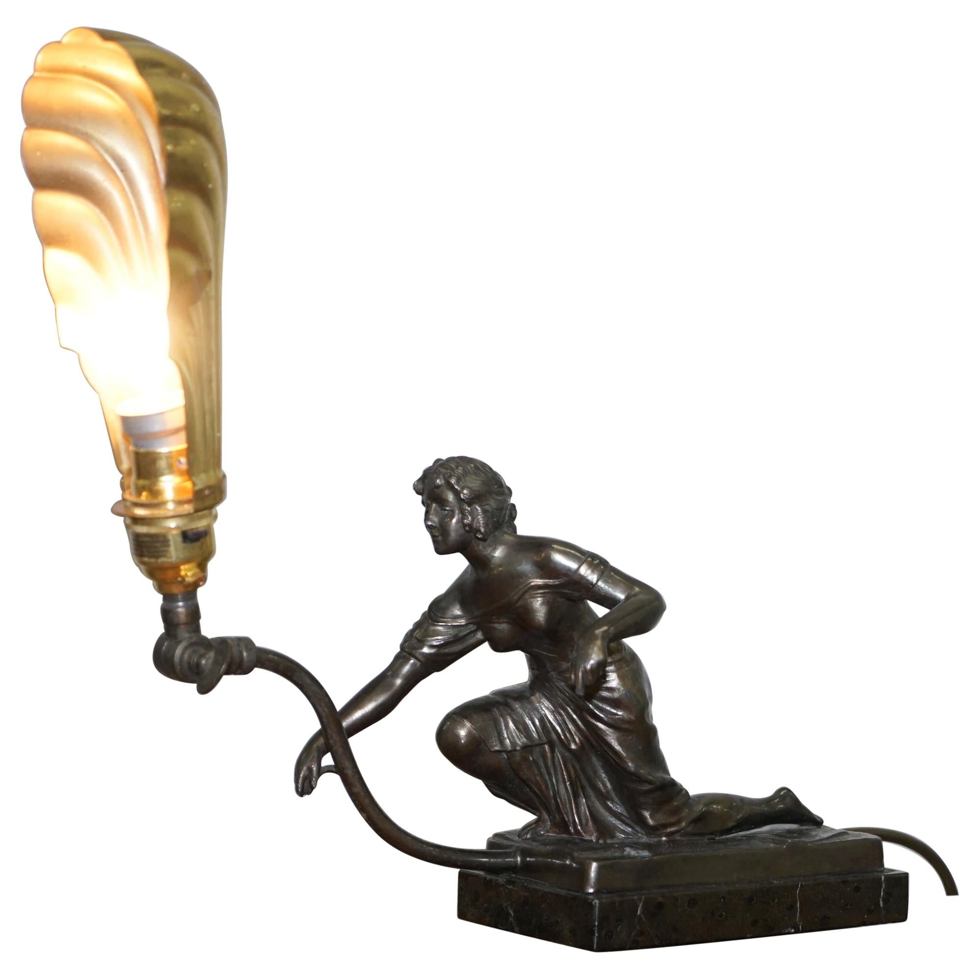 Superbe lampe de bureau Art Déco à abat-jour articulé avec statue en marbre et bronze en vente