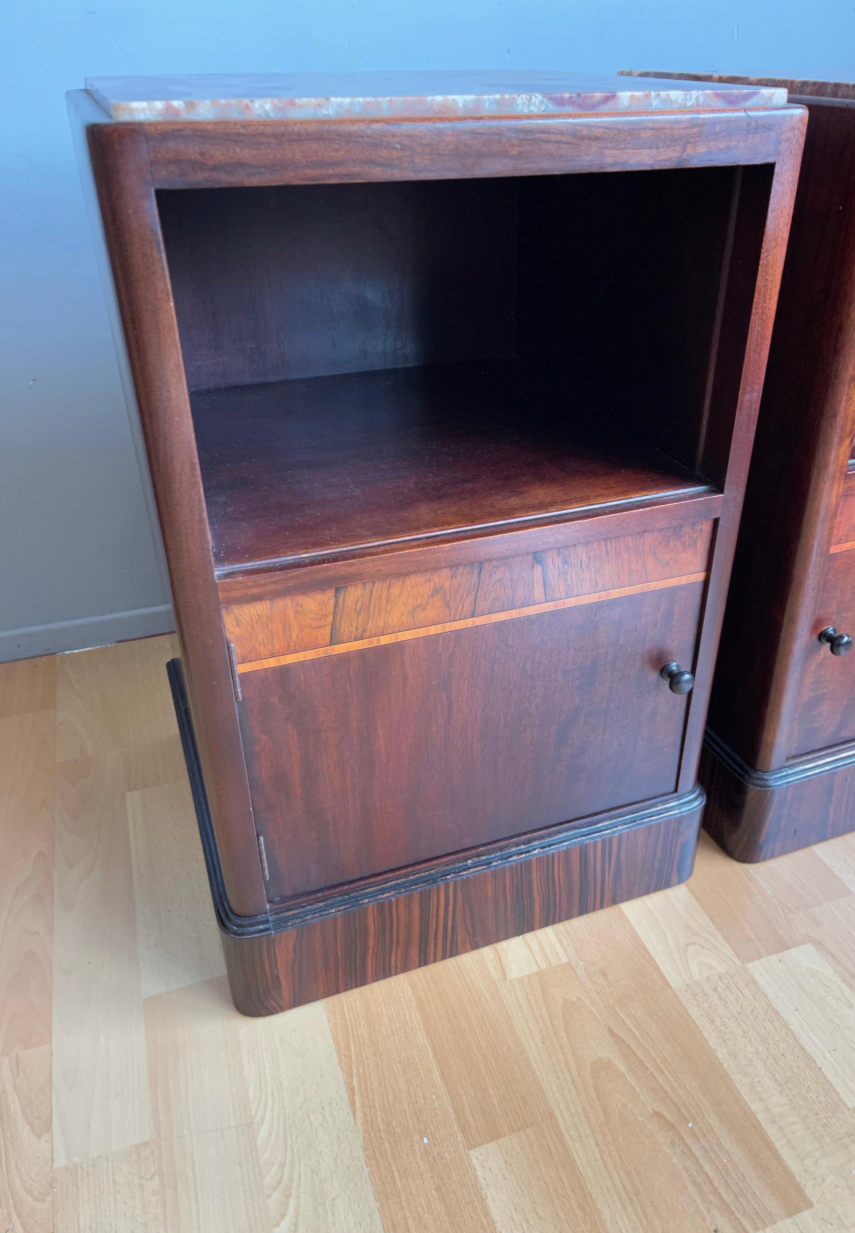 Atemberaubende Art Deco Nachttische Tische w. Interieur aus Porzellan und einzigartige Marmorplatten im Angebot 4