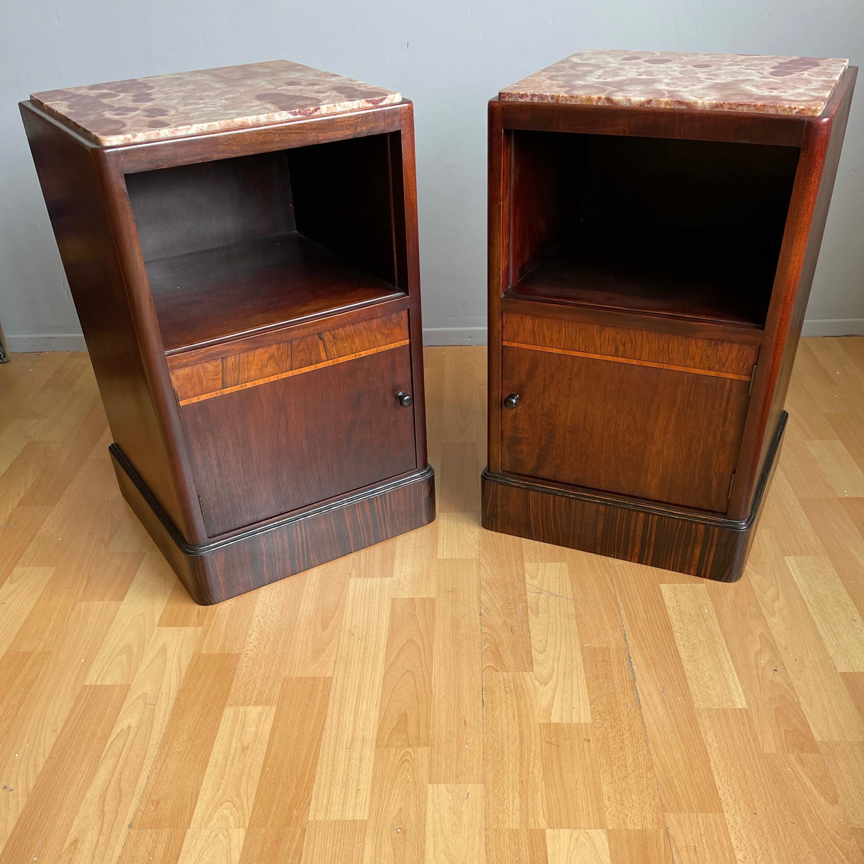 Atemberaubende Art Deco Nachttische Tische w. Interieur aus Porzellan und einzigartige Marmorplatten im Angebot 9