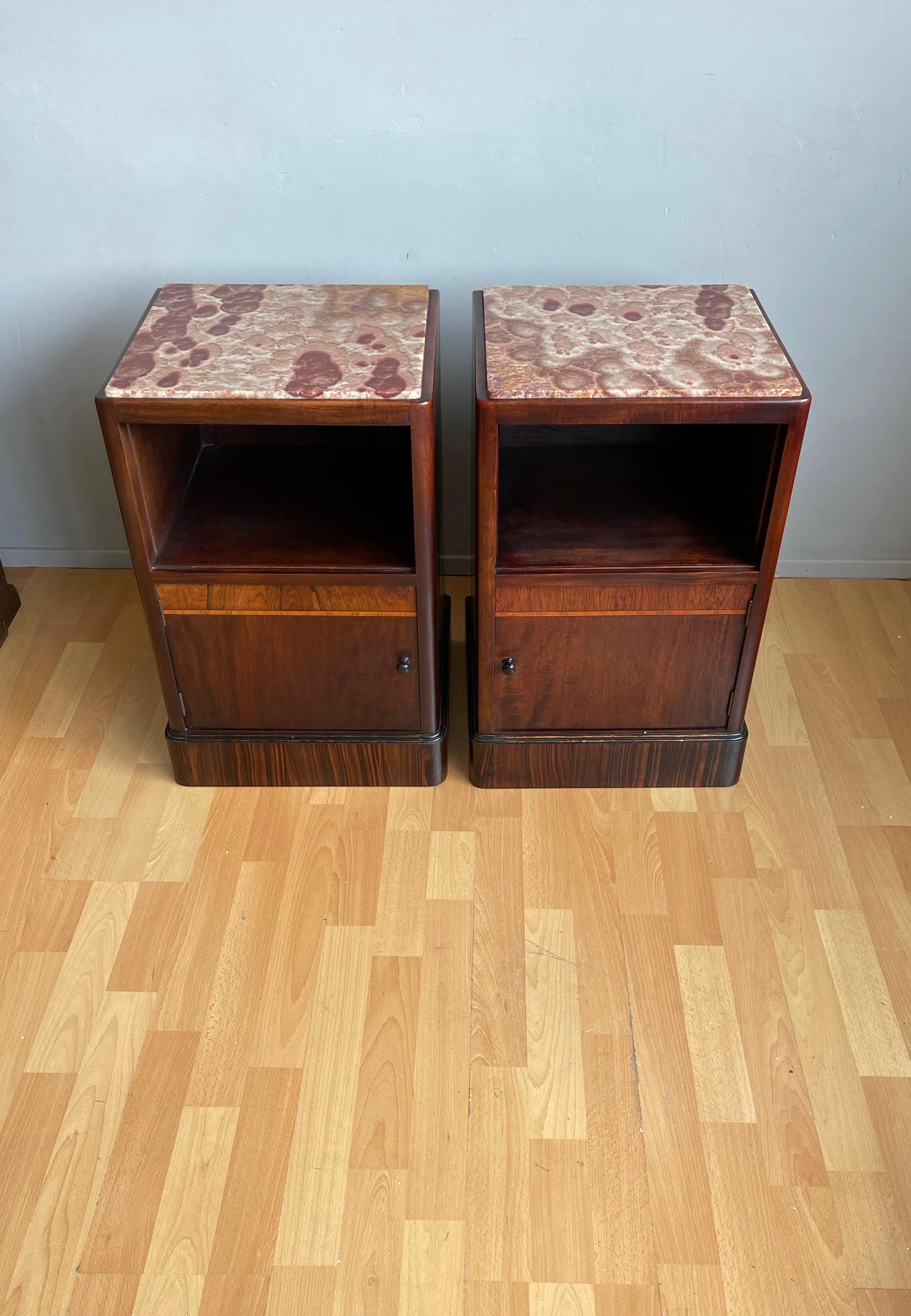 Atemberaubende Art Deco Nachttische Tische w. Interieur aus Porzellan und einzigartige Marmorplatten (Art déco) im Angebot