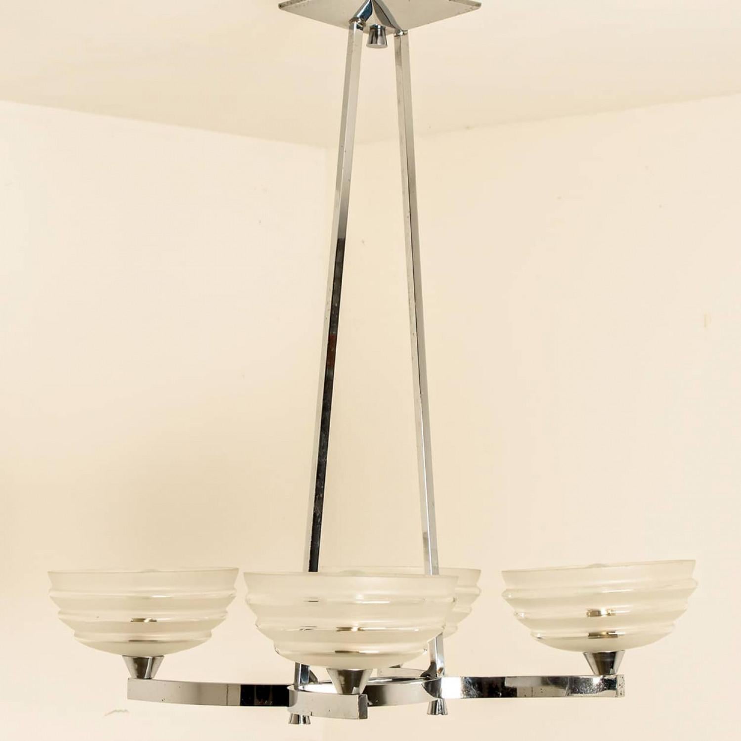 Una hermosa lámpara de araña Art Decó de 4 brazos. Esta pieza es de cristal opalino, enriquecido con detalles cromados, que crean una luz lúdica y difusa. Ilumina maravillosamente.




Este candelabro, un complemento intemporal para tu decoración,