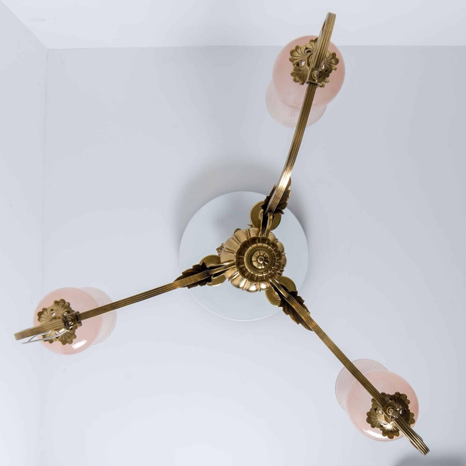 Superbe lustre Art Déco en verre rose et laiton, 1930 en vente 2